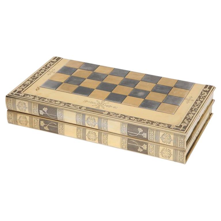 Rare plateau de jeu d'échecs et de backgammon en forme de livre en argent doré, vers 1976 en vente