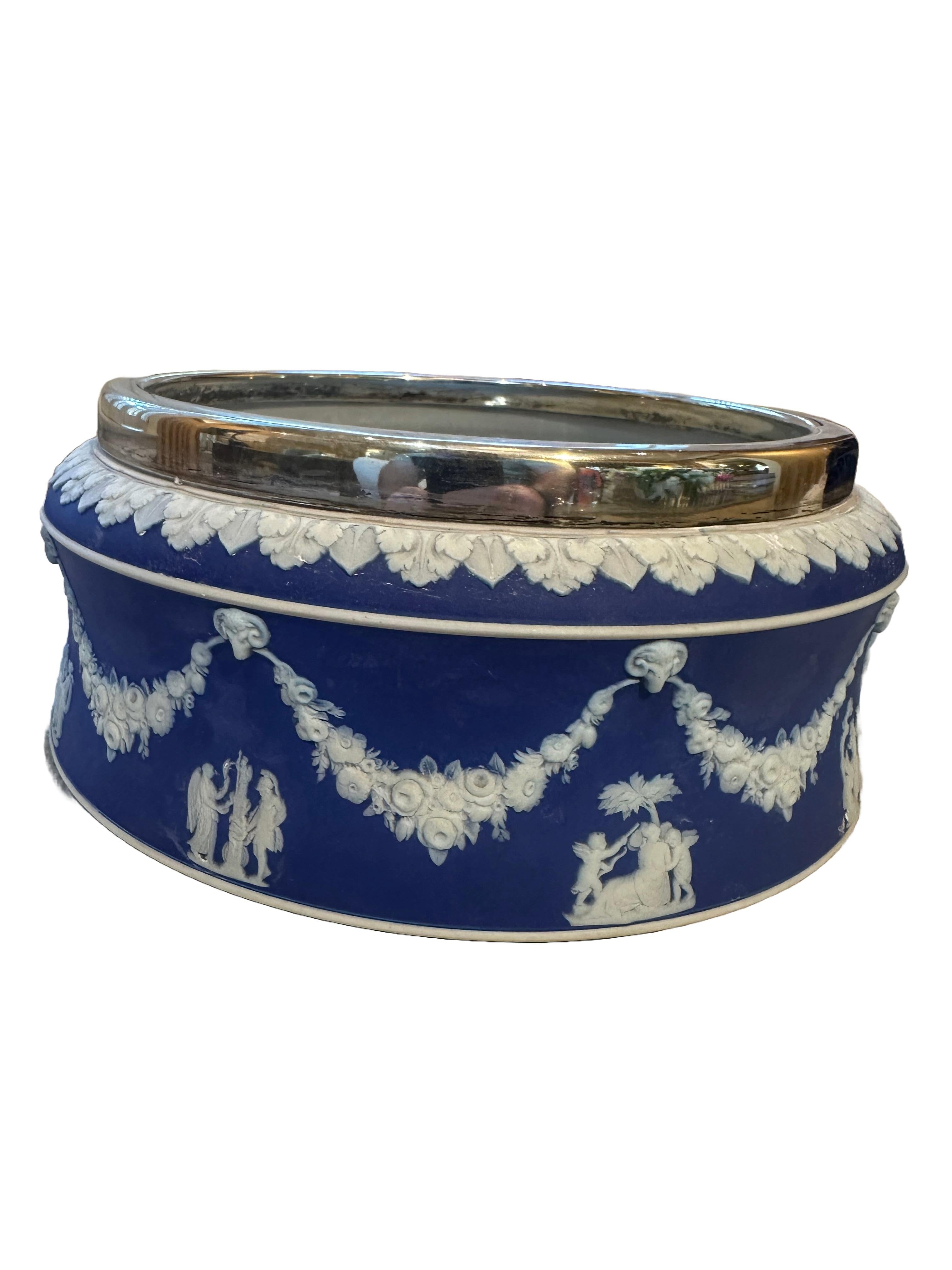 Neoclassico Rara insalatiera inglese Wedgewood Jasperware blu e bianca con bordo in argento in vendita