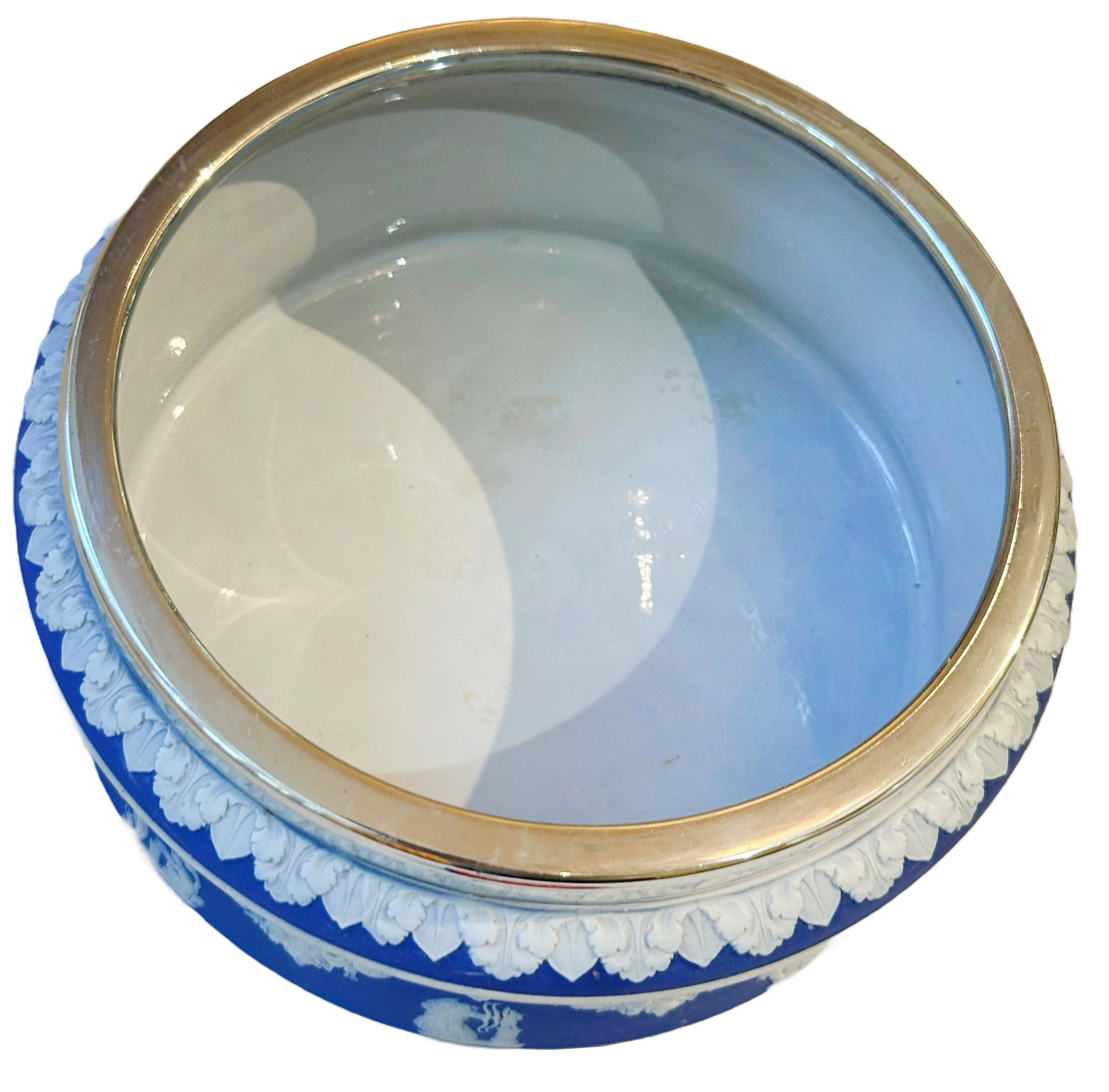 Inglese Rara insalatiera inglese Wedgewood Jasperware blu e bianca con bordo in argento in vendita