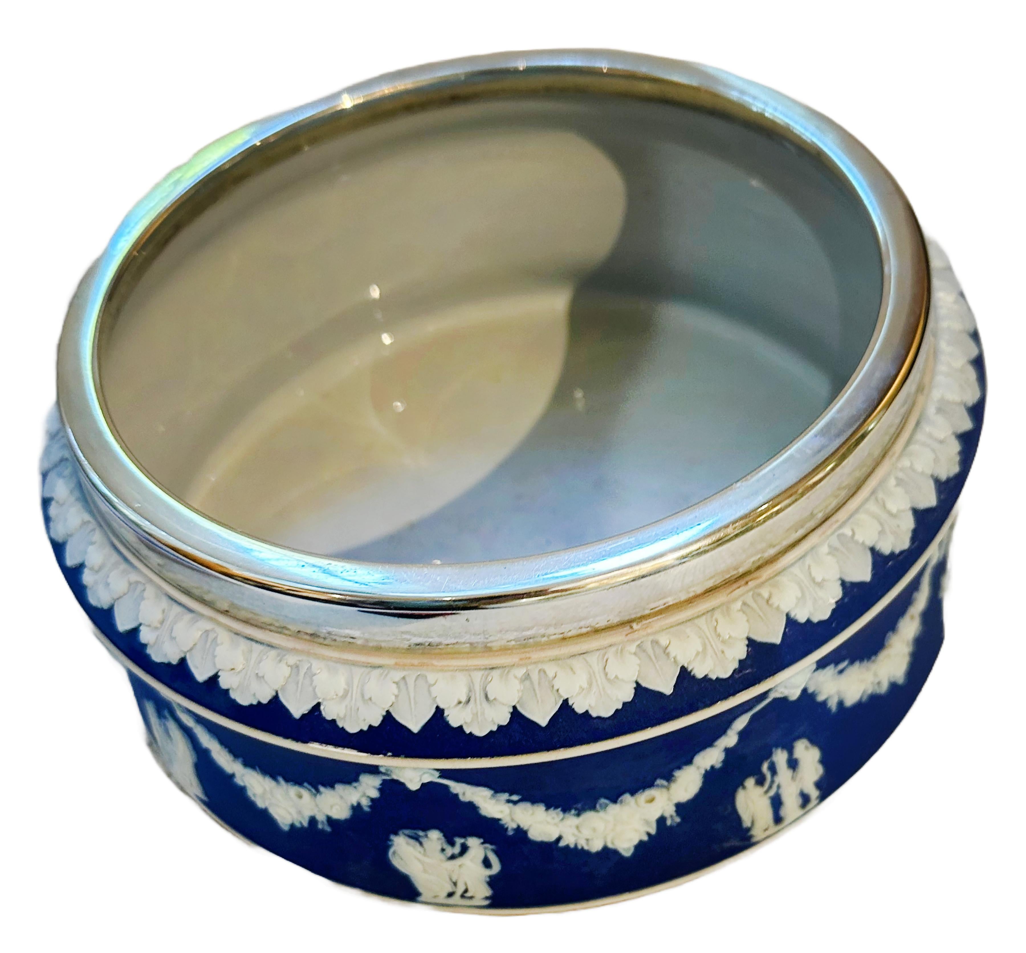 Rara insalatiera inglese Wedgewood Jasperware blu e bianca con bordo in argento In condizioni buone in vendita a Dallas, TX