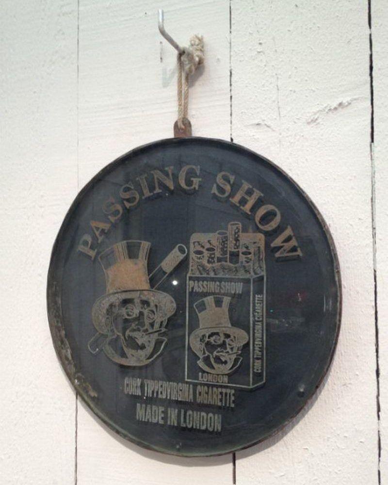 Seltenes graviertes Glas-Metall-Schild eines Londoner Sellers für Zigaretten, um 1900 (Englisch) im Angebot