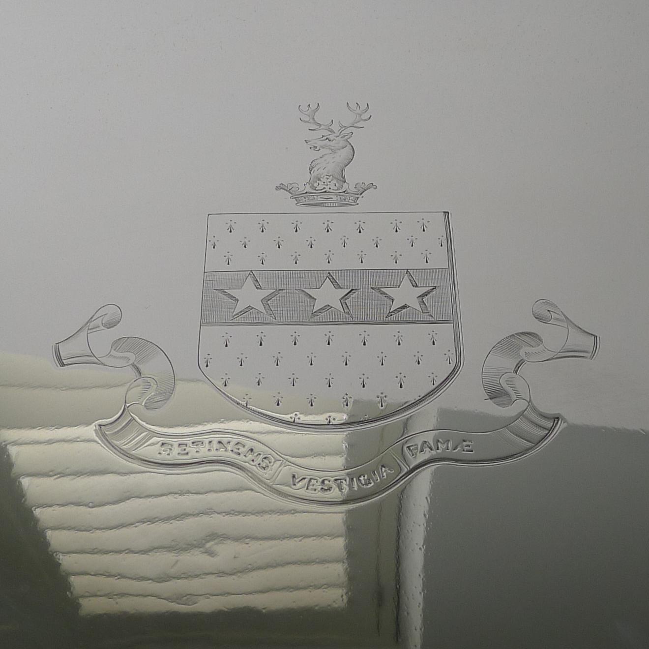 Début du 20ème siècle Énorme plateau / plateau de Salver en métal argenté rare, vers 1900, c. Lister Family Crest en vente