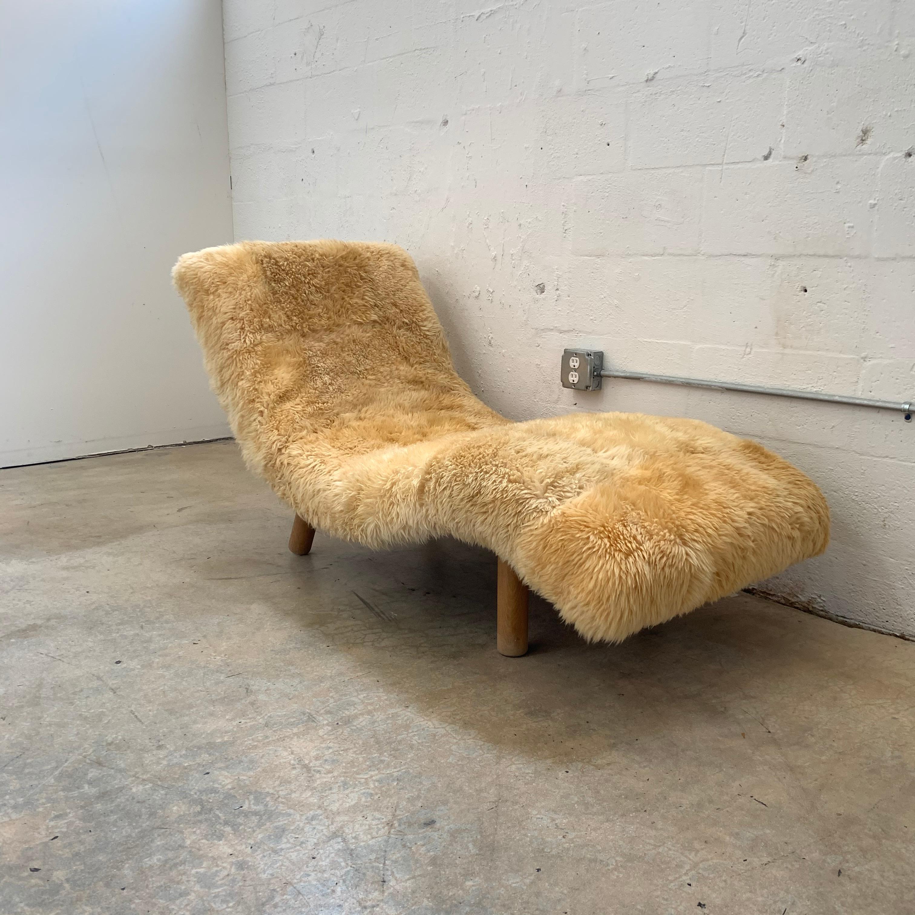 Sculptural wave chaise rendered in vintage natural Icelandic sheepskin fur with birch legs designed by Enrico Bartolini, USA, 1970.