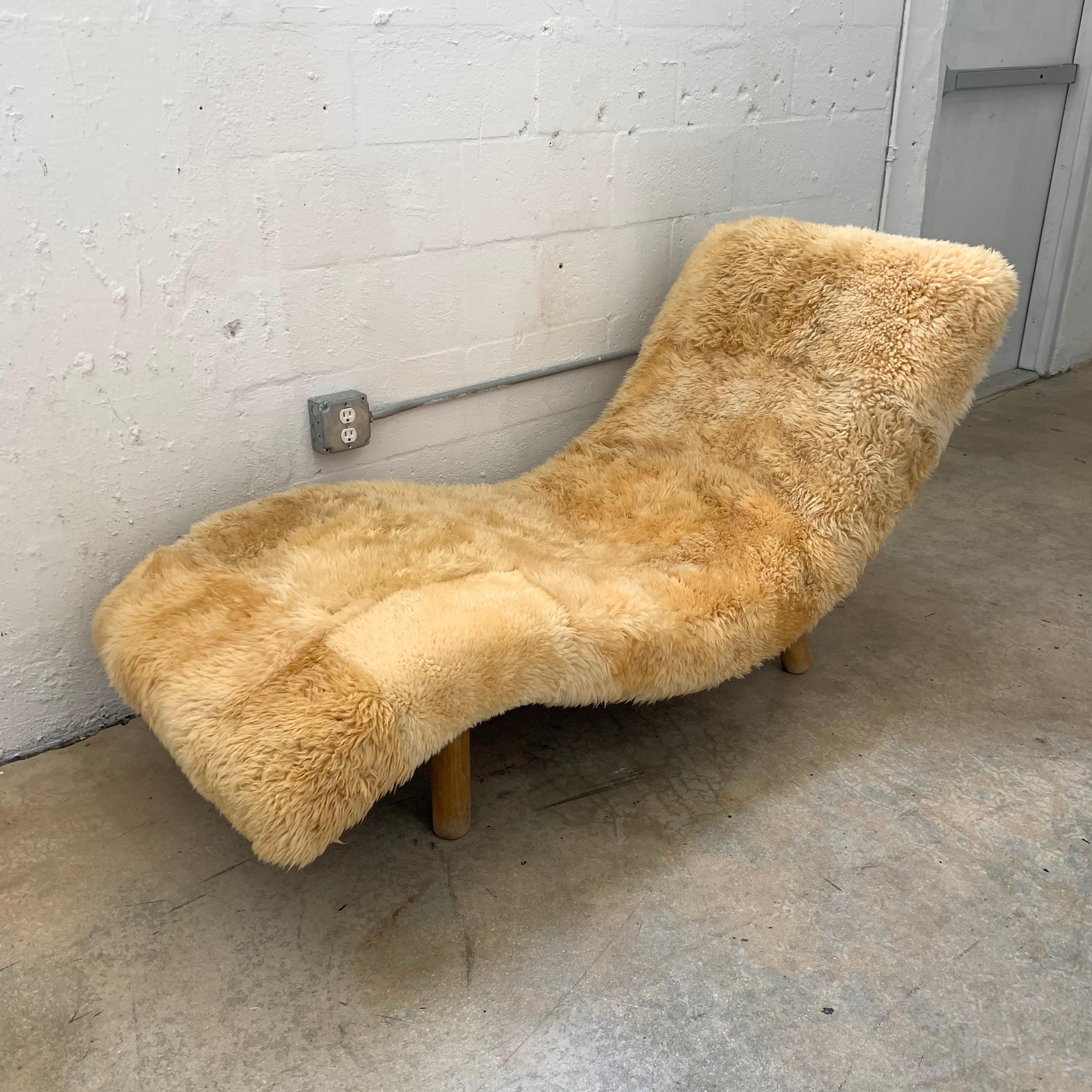 American Rare Enrico Bartolini Wave Chaise in Natural Icelandic Sheepskin Fur, USA, 1970