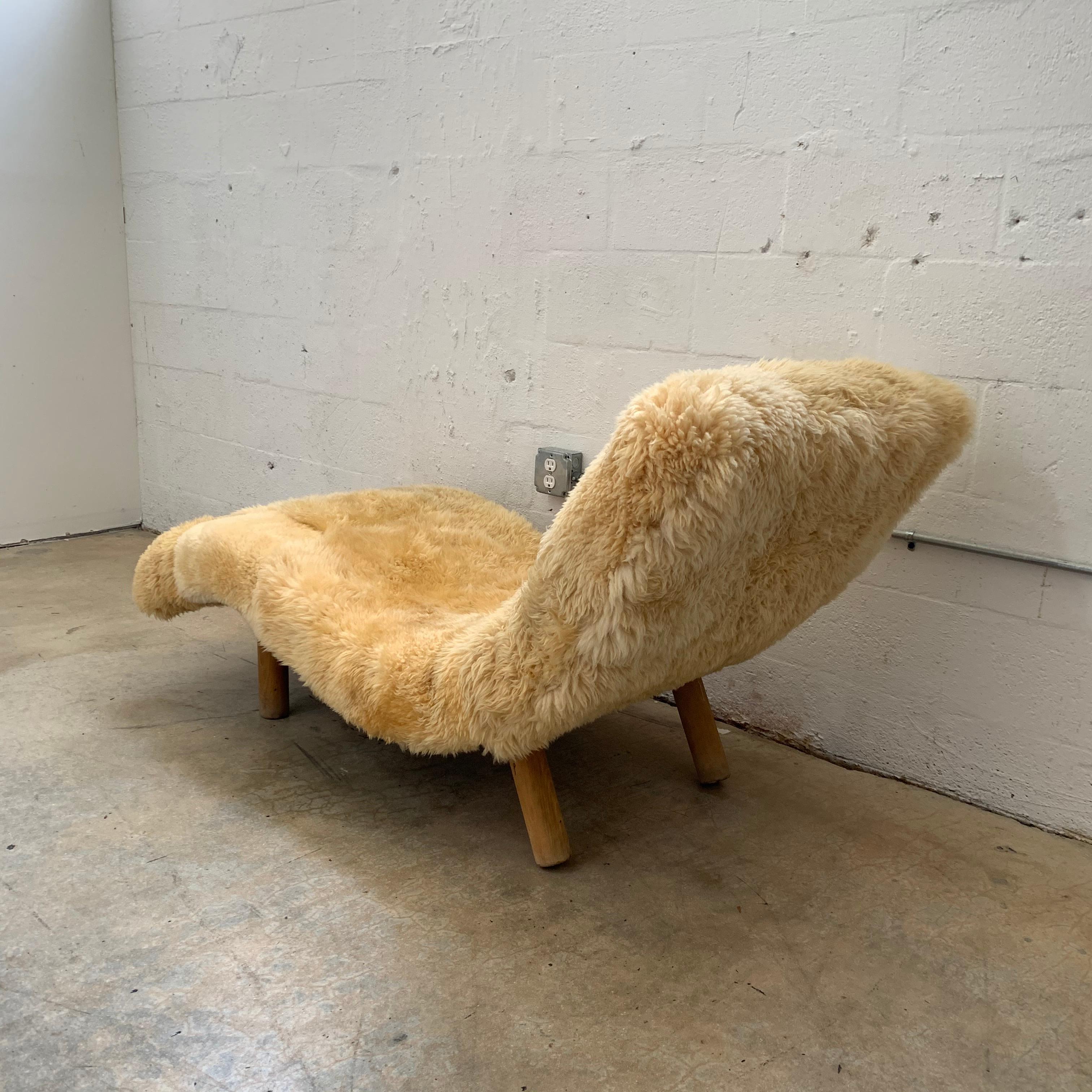 Rare Enrico Bartolini Wave Chaise in Natural Icelandic Sheepskin Fur, USA, 1970 In Good Condition In Miami, FL