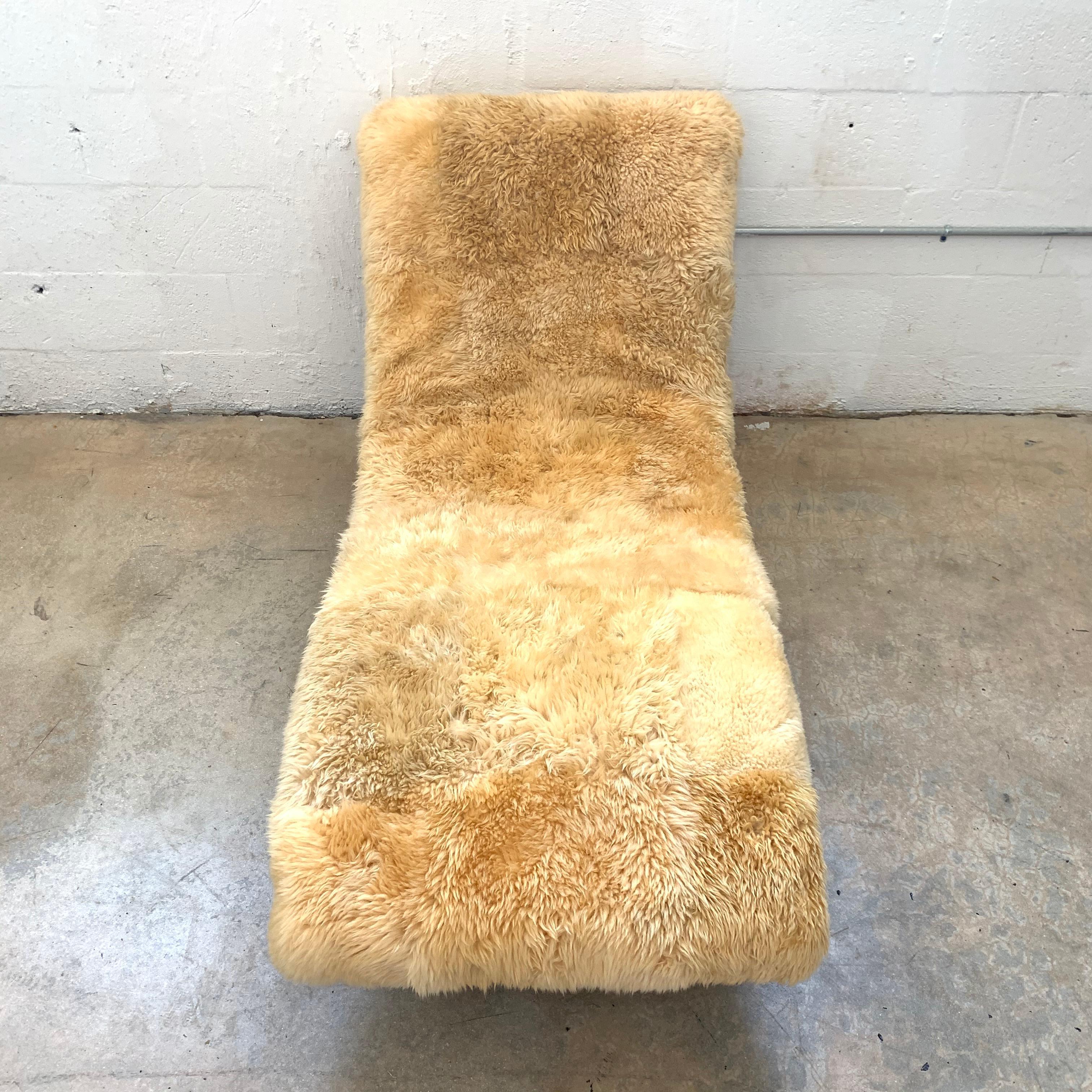 20th Century Rare Enrico Bartolini Wave Chaise in Natural Icelandic Sheepskin Fur, USA, 1970