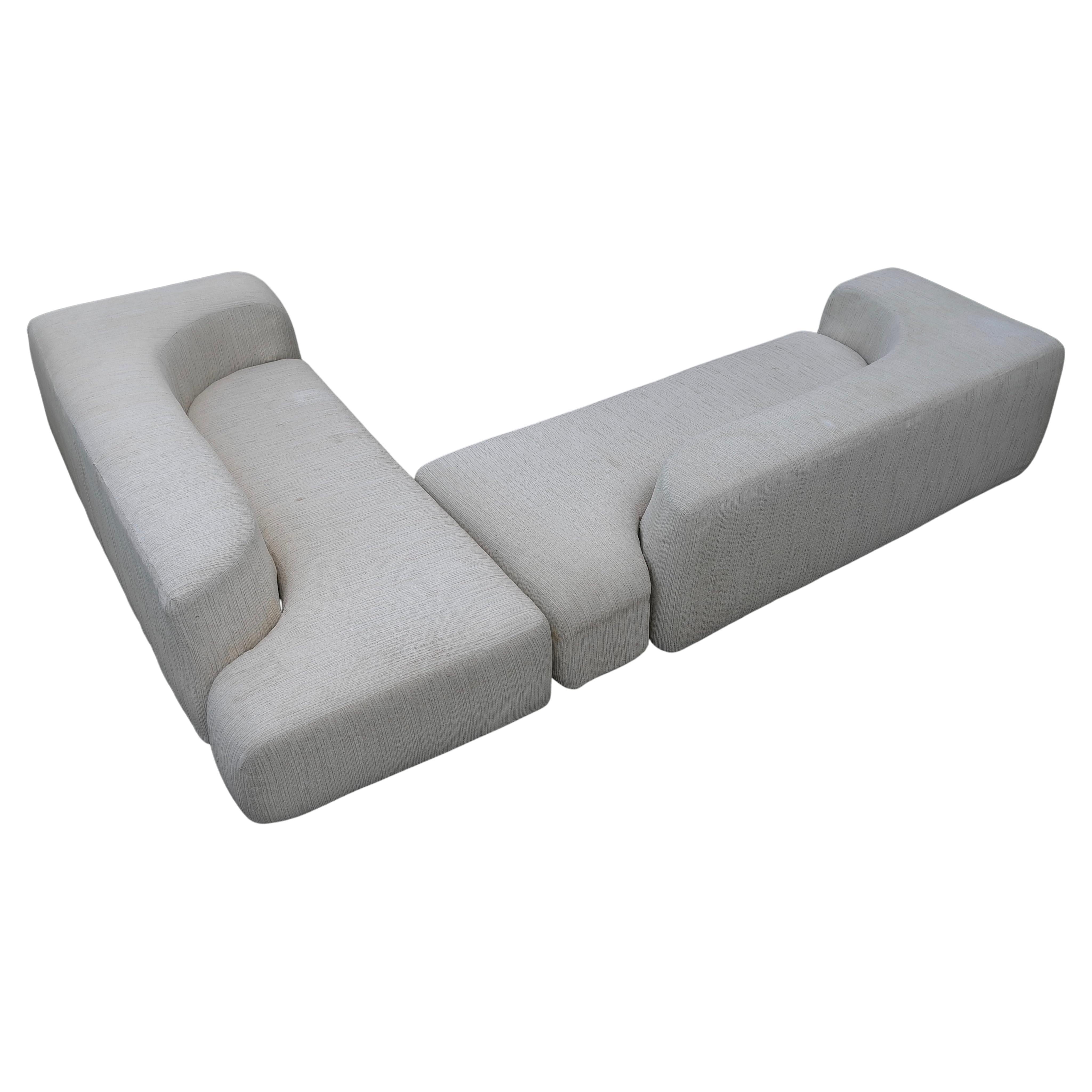Seltenes skulpturales Sofa von Edoardo Landi für Nikol Internazionale, Italien 1971

Mit diesem Sofa holen Sie sich nicht nur Komfort in Ihr Zuhause, sondern auch ein großes Kunstwerk. 
Das Sofa schafft eine schalenartige Umgebung, die den Sitzenden