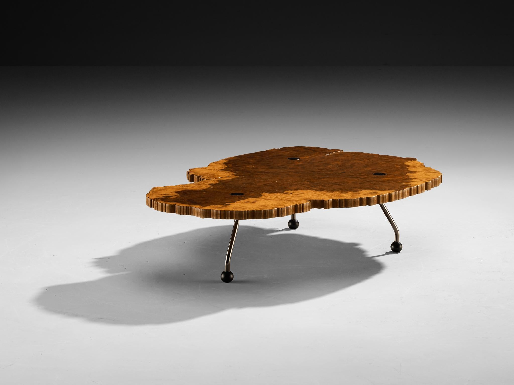 Enzo Testa pour Bernini, table basse, loupe de bruyère de noyer, acier revêtu, caoutchouc, Italie, circa 1980

Un chef-d'œuvre rare conçu par Enzo Testa pour Bernini vers 1980. Cette table basse met pleinement en valeur les caractéristiques