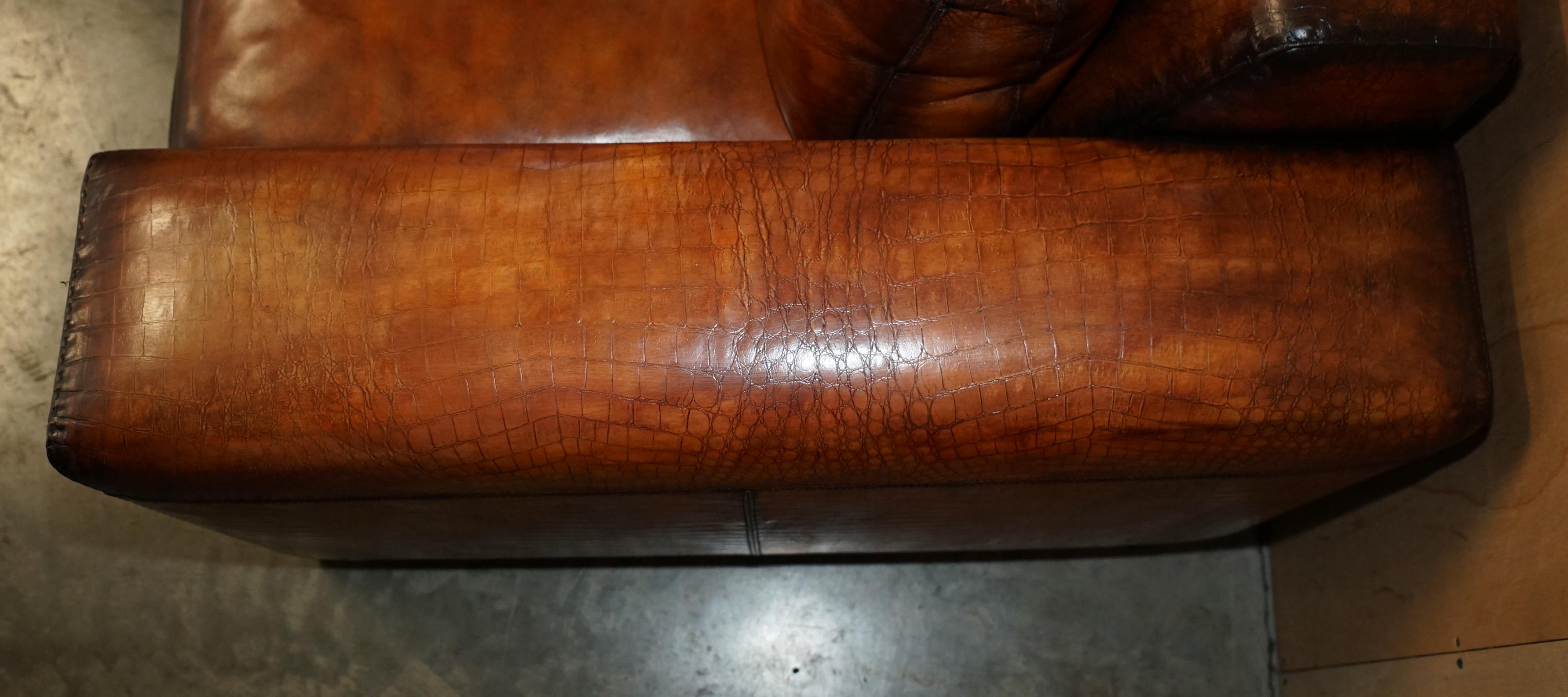 RARE SOFA ÉQUESTRIAN EMBOSÉ FENDI CROCODILE ALLIGATOR PATiNA HAND DYED en vente 2