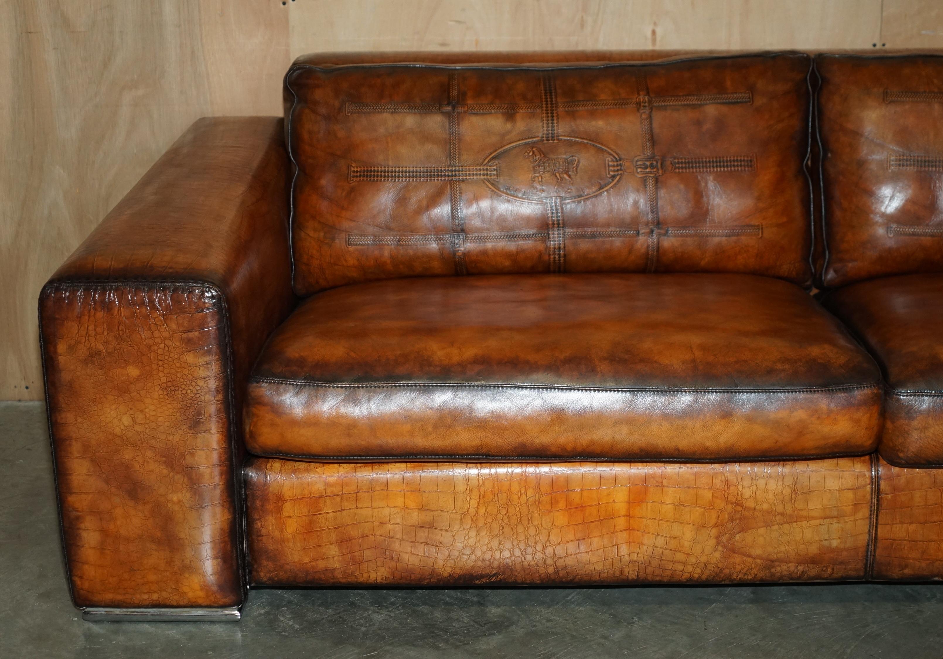 RARE SOFA ÉQUESTRIAN EMBOSÉ FENDI CROCODILE ALLIGATOR PATiNA HAND DYED en vente 4