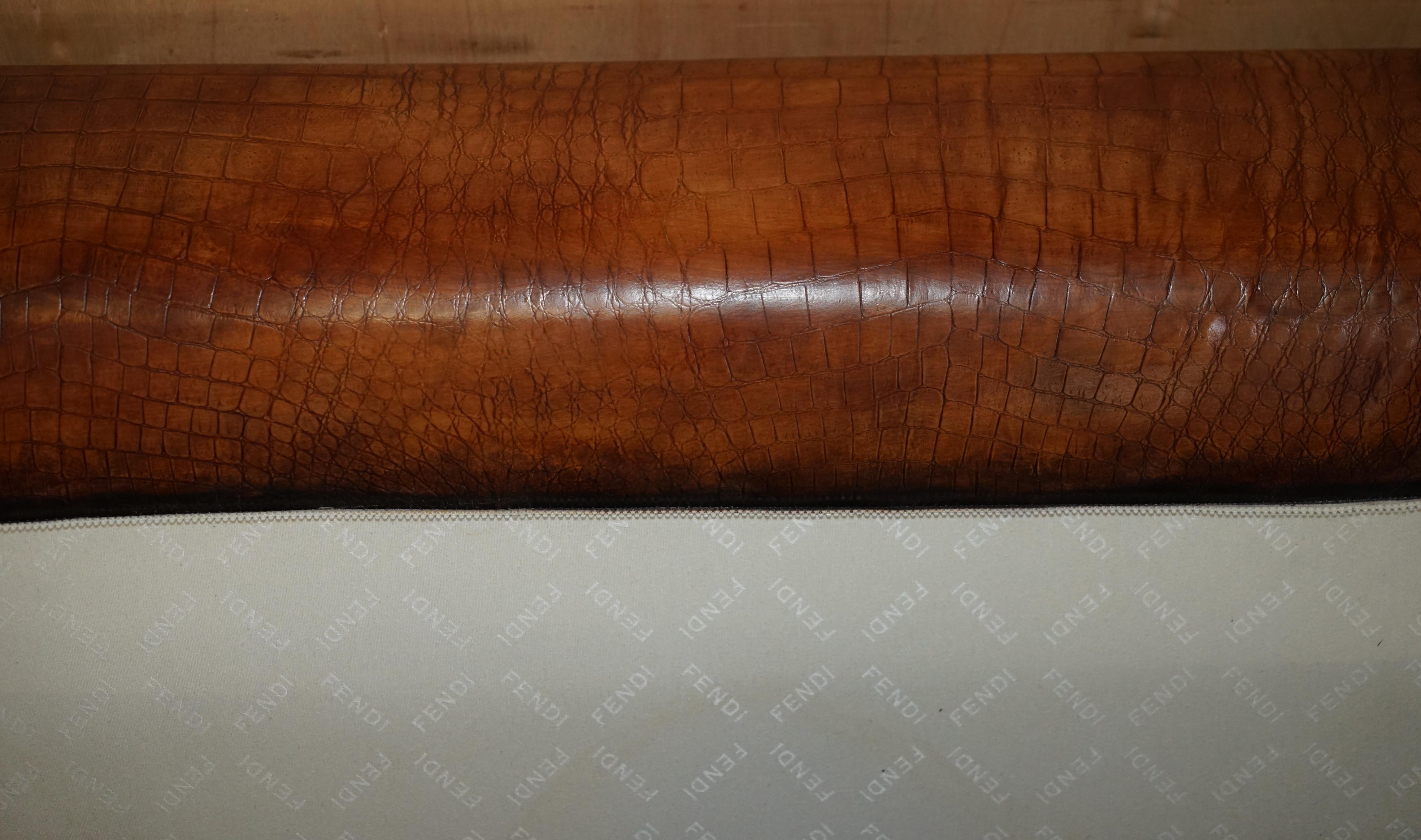 RARE SOFA ÉQUESTRIAN EMBOSÉ FENDI CROCODILE ALLIGATOR PATiNA HAND DYED en vente 6
