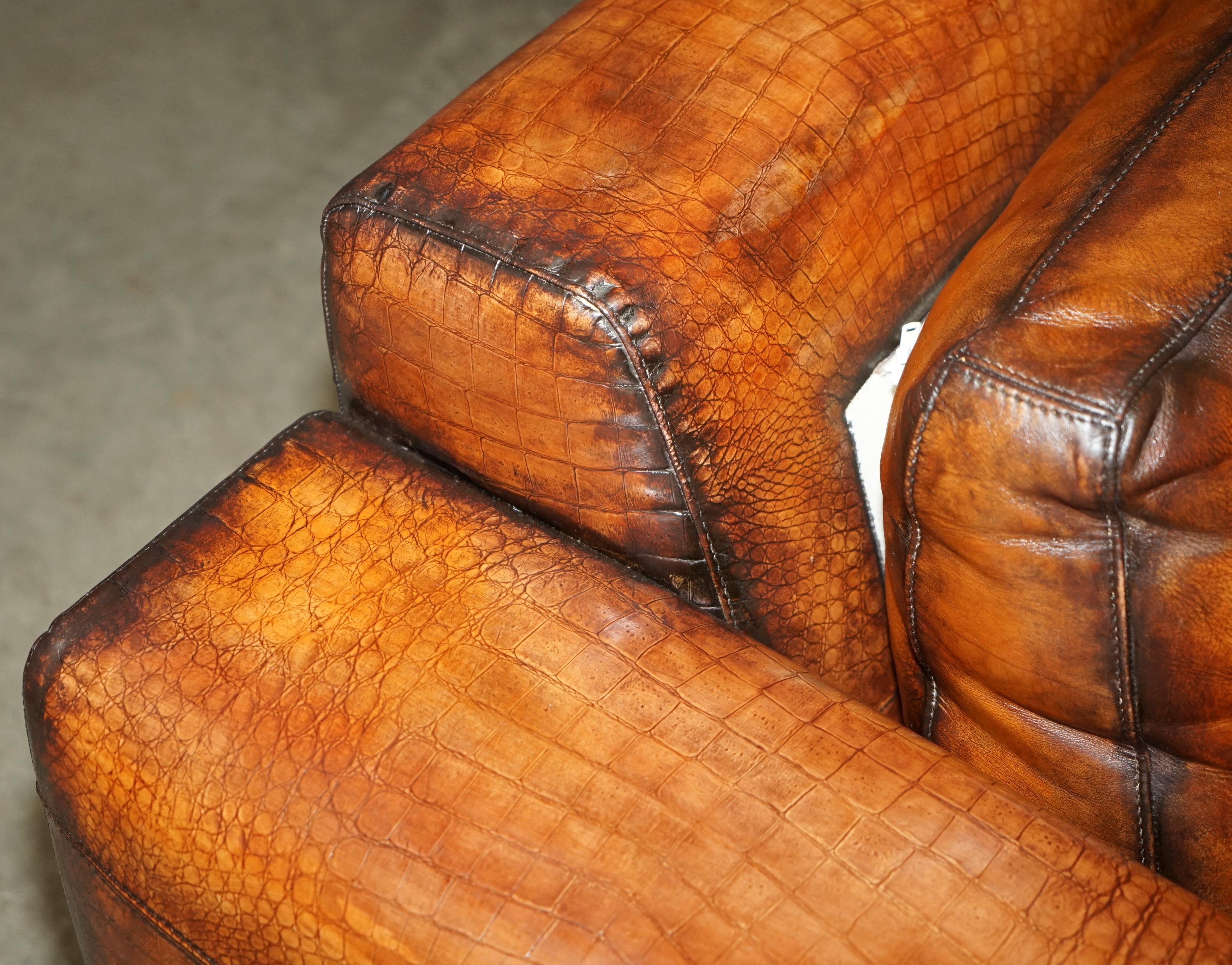 RARE SOFA ÉQUESTRIAN EMBOSÉ FENDI CROCODILE ALLIGATOR PATiNA HAND DYED en vente 9