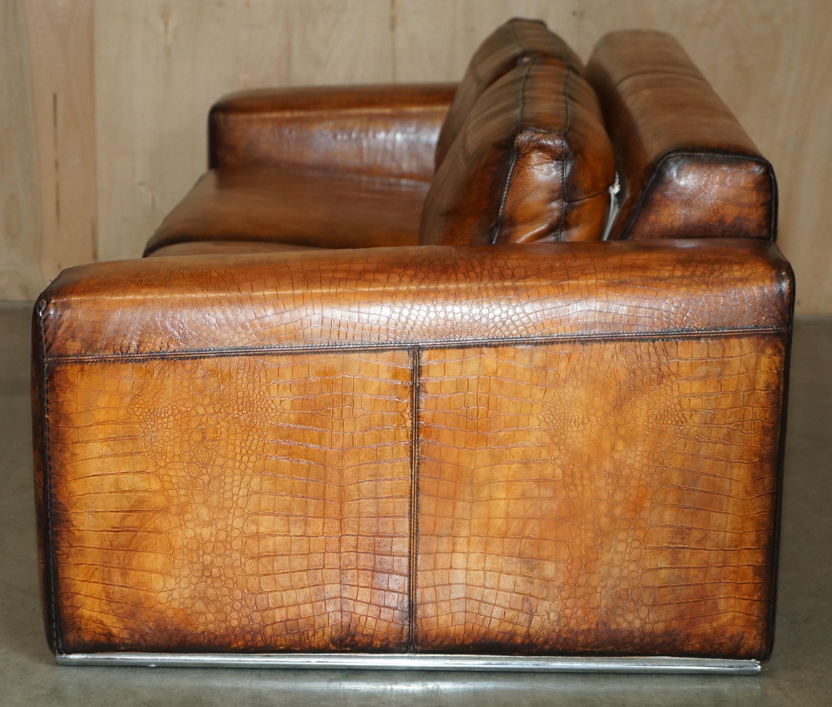 RARE SOFA ÉQUESTRIAN EMBOSÉ FENDI CROCODILE ALLIGATOR PATiNA HAND DYED en vente 11