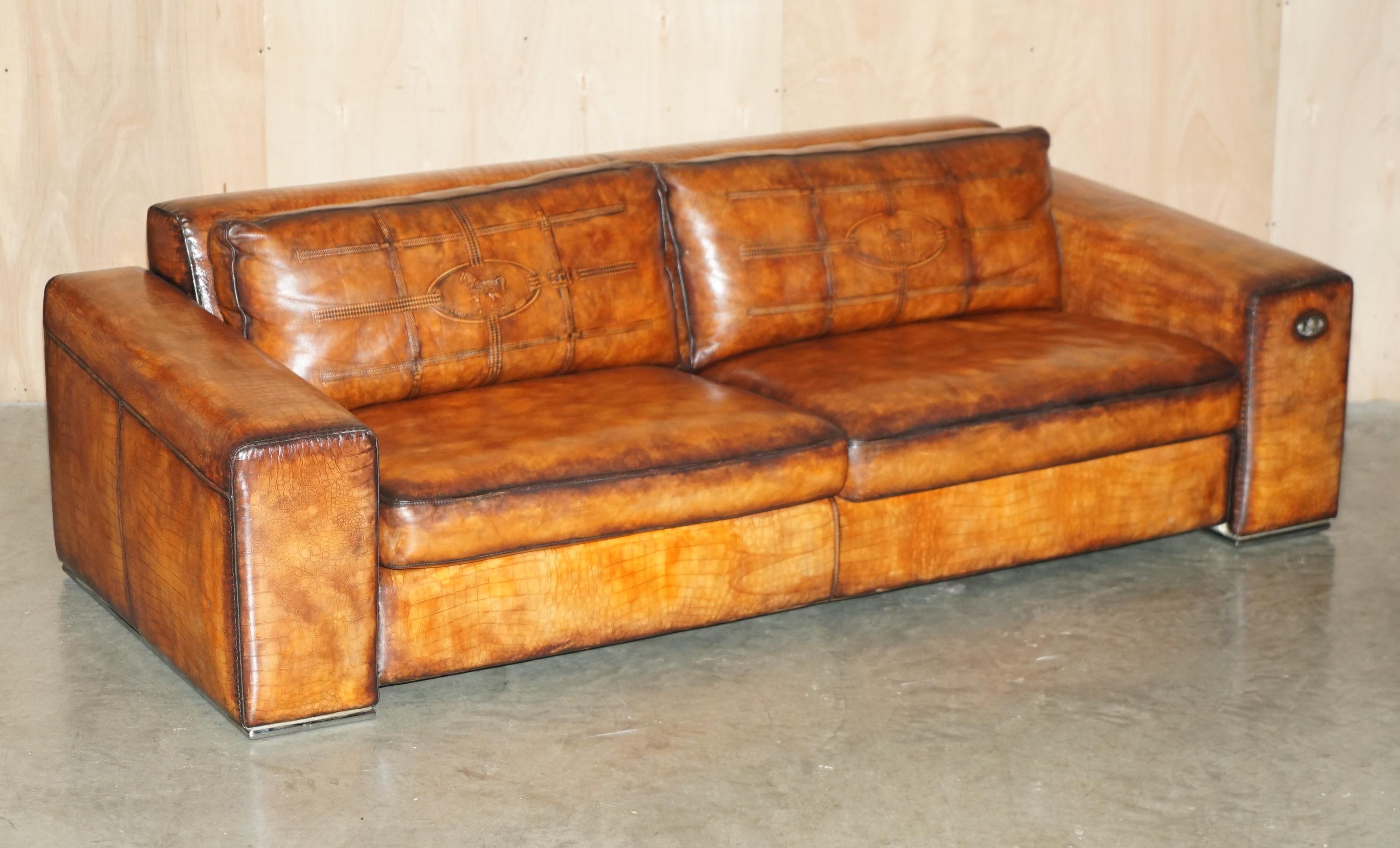 Royal House Antiques

The House Antiques a le plaisir de proposer à la vente un des deux canapés en cuir Fendi absolument magnifiques, entièrement restaurés, fabriqués sur mesure avec des logos équestres en relief sur les coussins du dossier, un