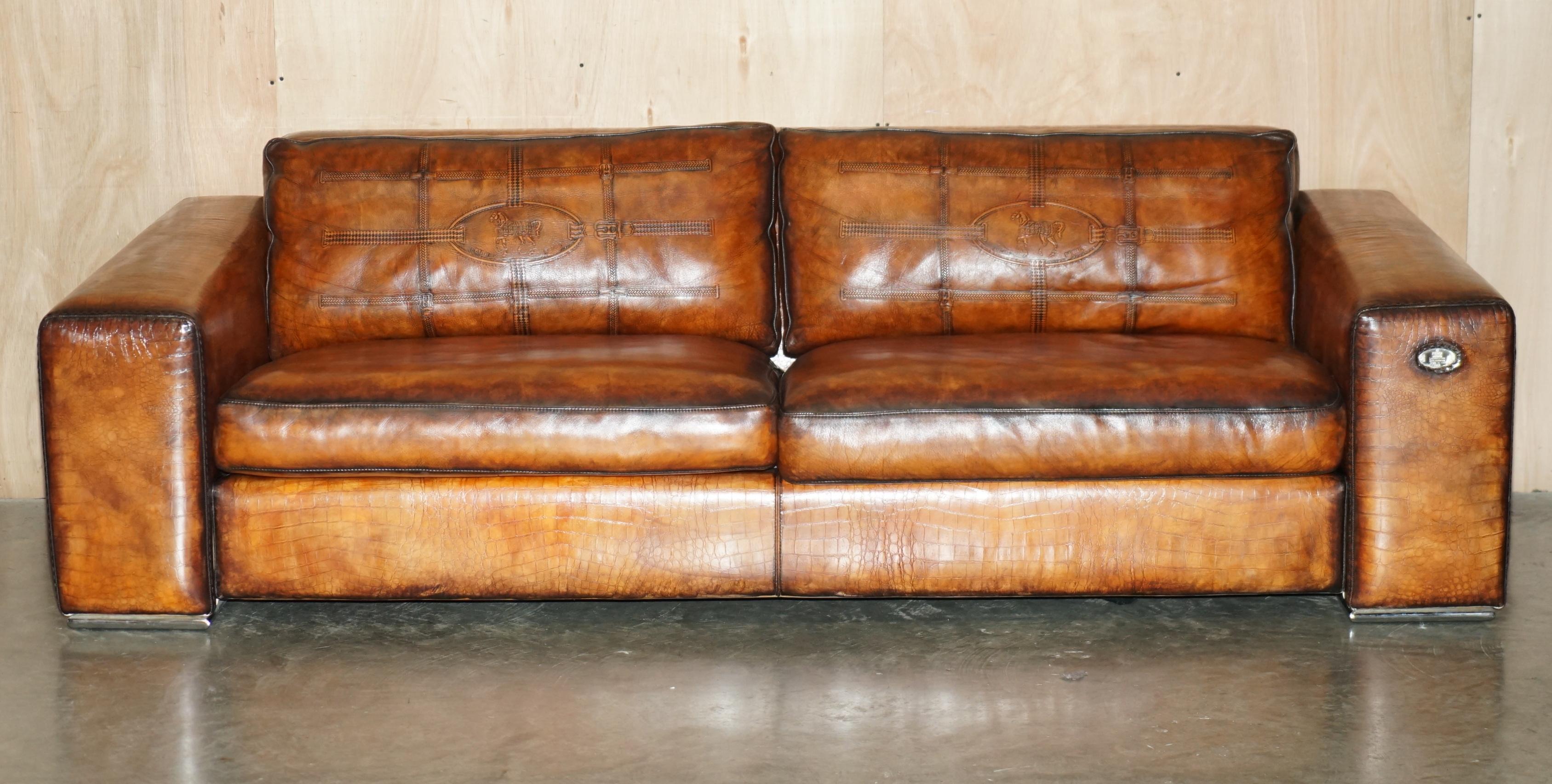 Art déco RARE SOFA ÉQUESTRIAN EMBOSÉ FENDI CROCODILE ALLIGATOR PATiNA HAND DYED en vente