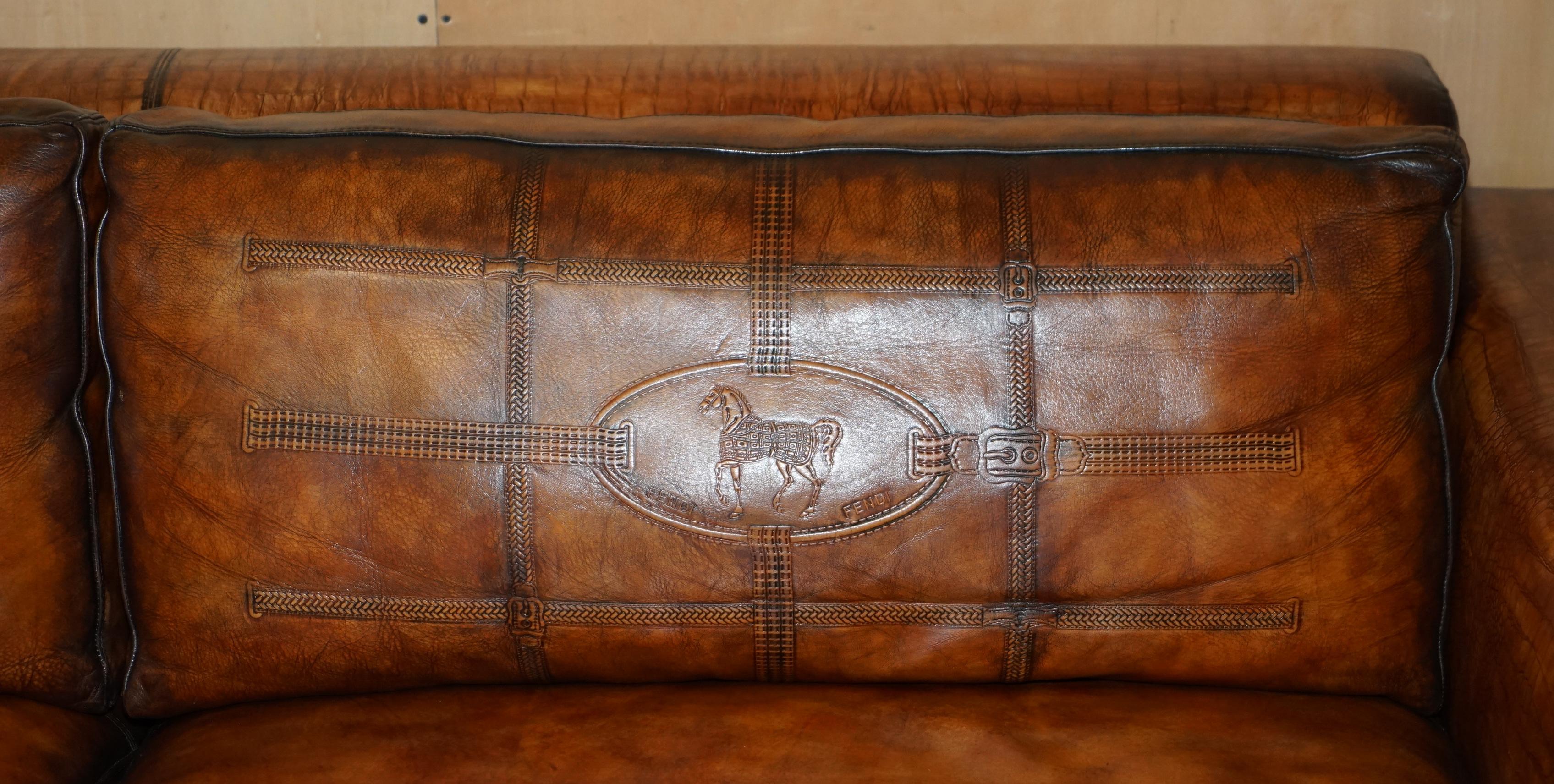 italien RARE SOFA ÉQUESTRIAN EMBOSÉ FENDI CROCODILE ALLIGATOR PATiNA HAND DYED en vente