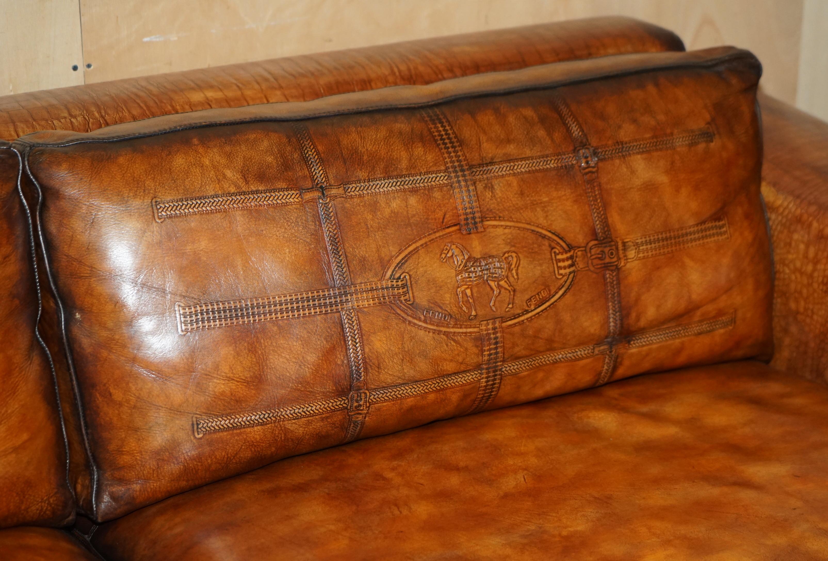 Fait main RARE SOFA ÉQUESTRIAN EMBOSÉ FENDI CROCODILE ALLIGATOR PATiNA HAND DYED en vente