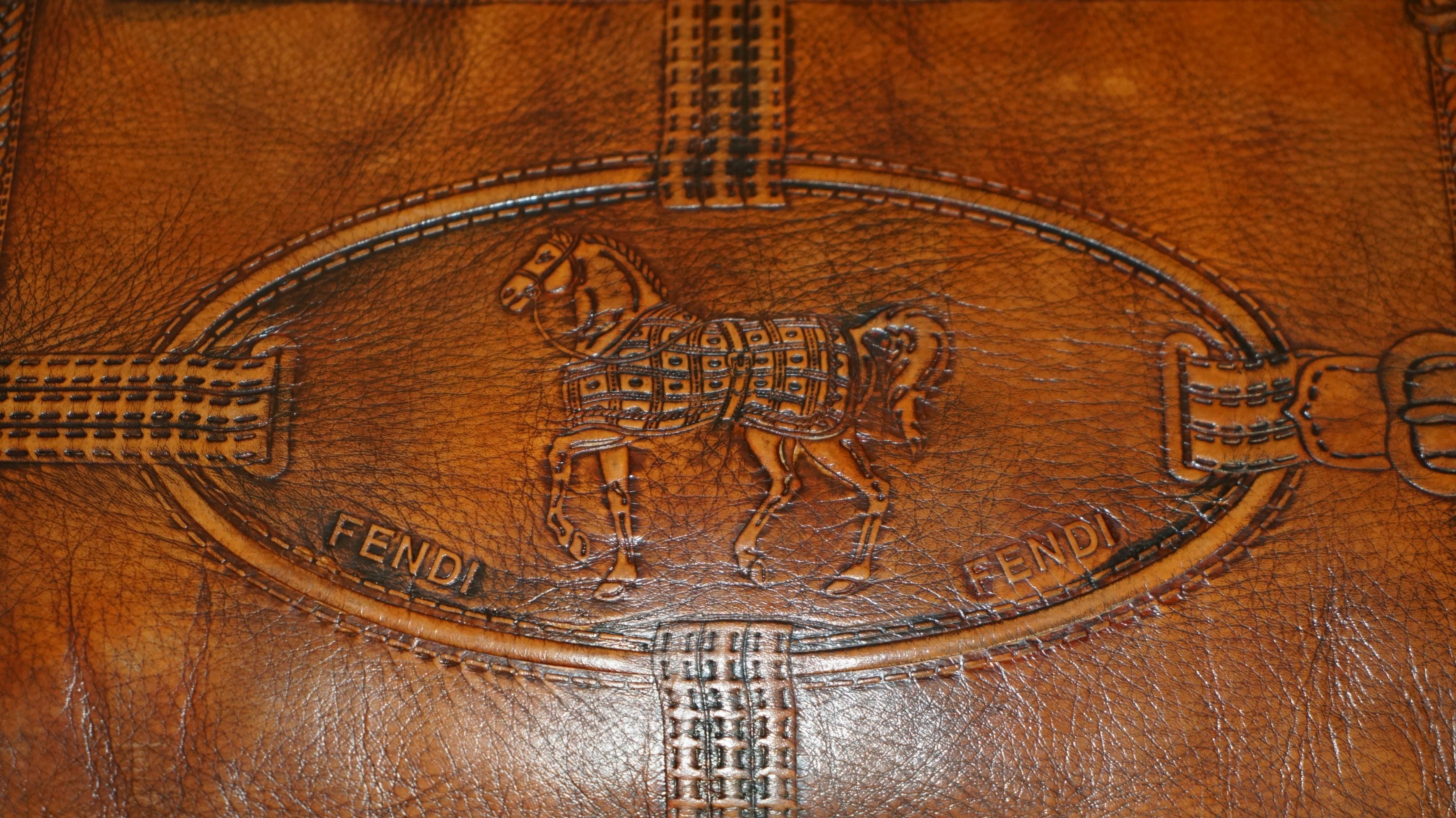 RARE SOFA ÉQUESTRIAN EMBOSÉ FENDI CROCODILE ALLIGATOR PATiNA HAND DYED Bon état - En vente à West Sussex, Pulborough