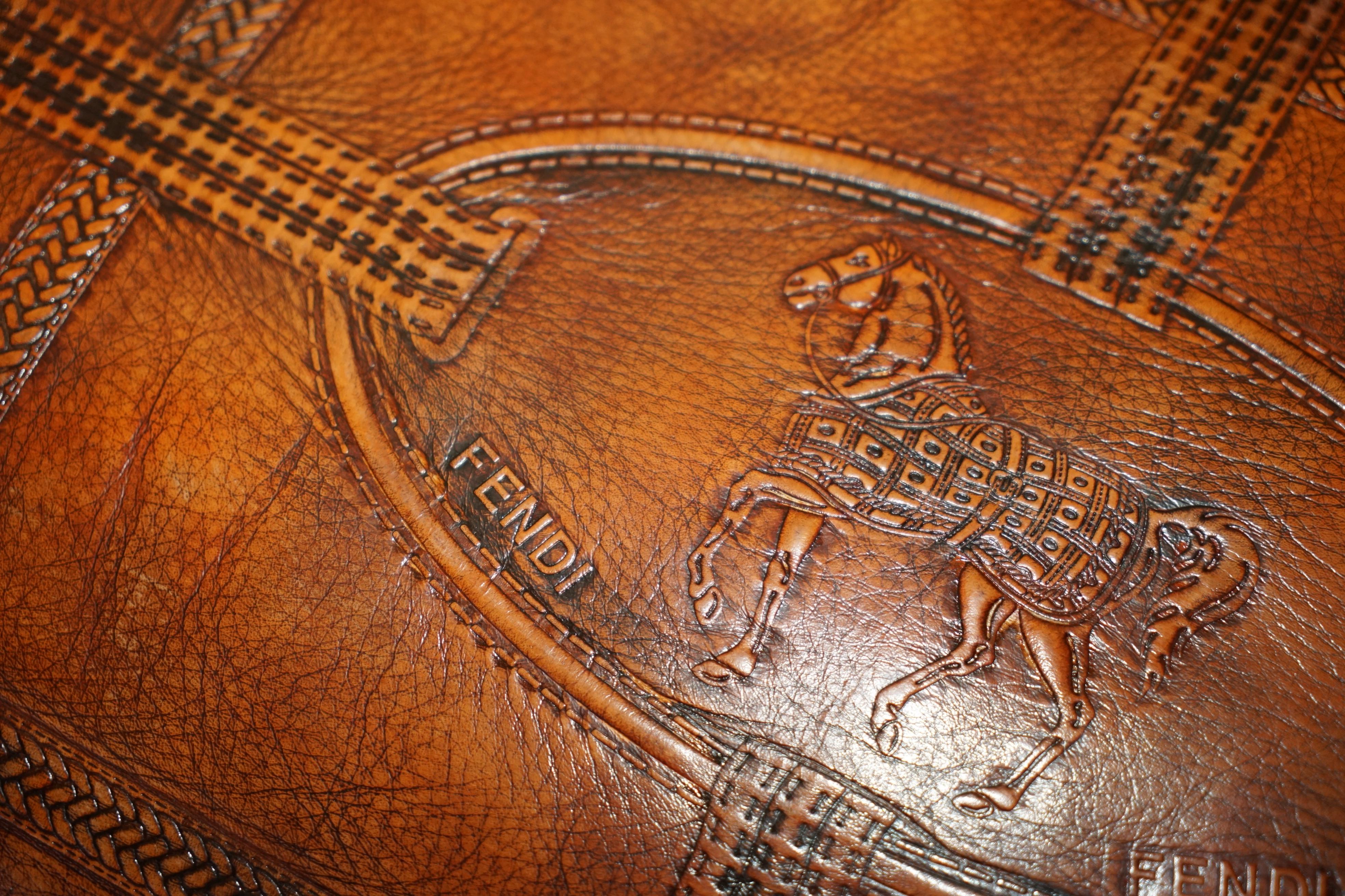 20ième siècle RARE SOFA ÉQUESTRIAN EMBOSÉ FENDI CROCODILE ALLIGATOR PATiNA HAND DYED en vente
