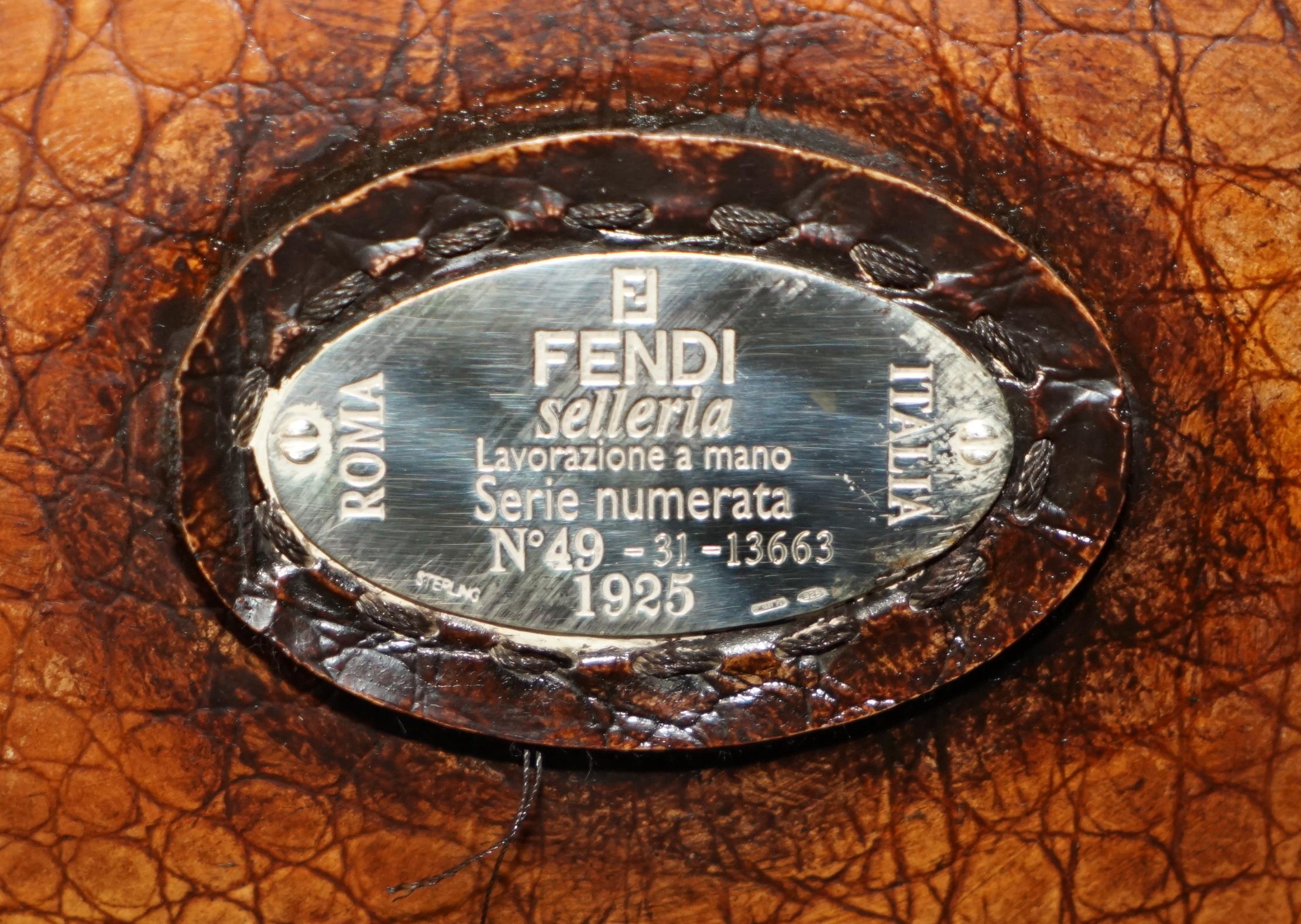 RARE SOFA ÉQUESTRIAN EMBOSÉ FENDI CROCODILE ALLIGATOR PATiNA HAND DYED en vente 1