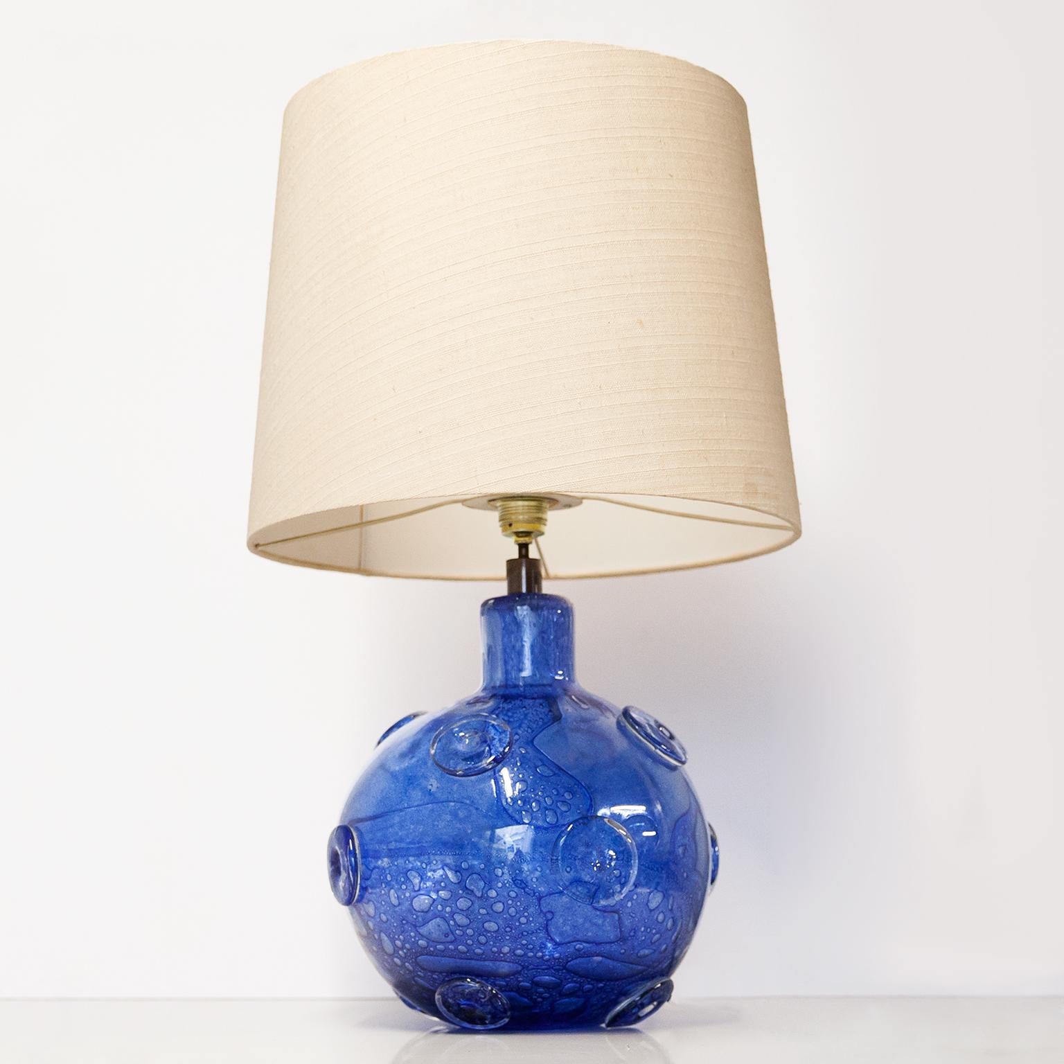 Huge version of Ercole Barovier Efeso table lamp manufactured by Barovier & Toso in the 1940s in Italy. Round glass base with a blue pattern and knob-shaped prunts on the surface. It is similar to the Crespuscolo lamp but the blue version is called