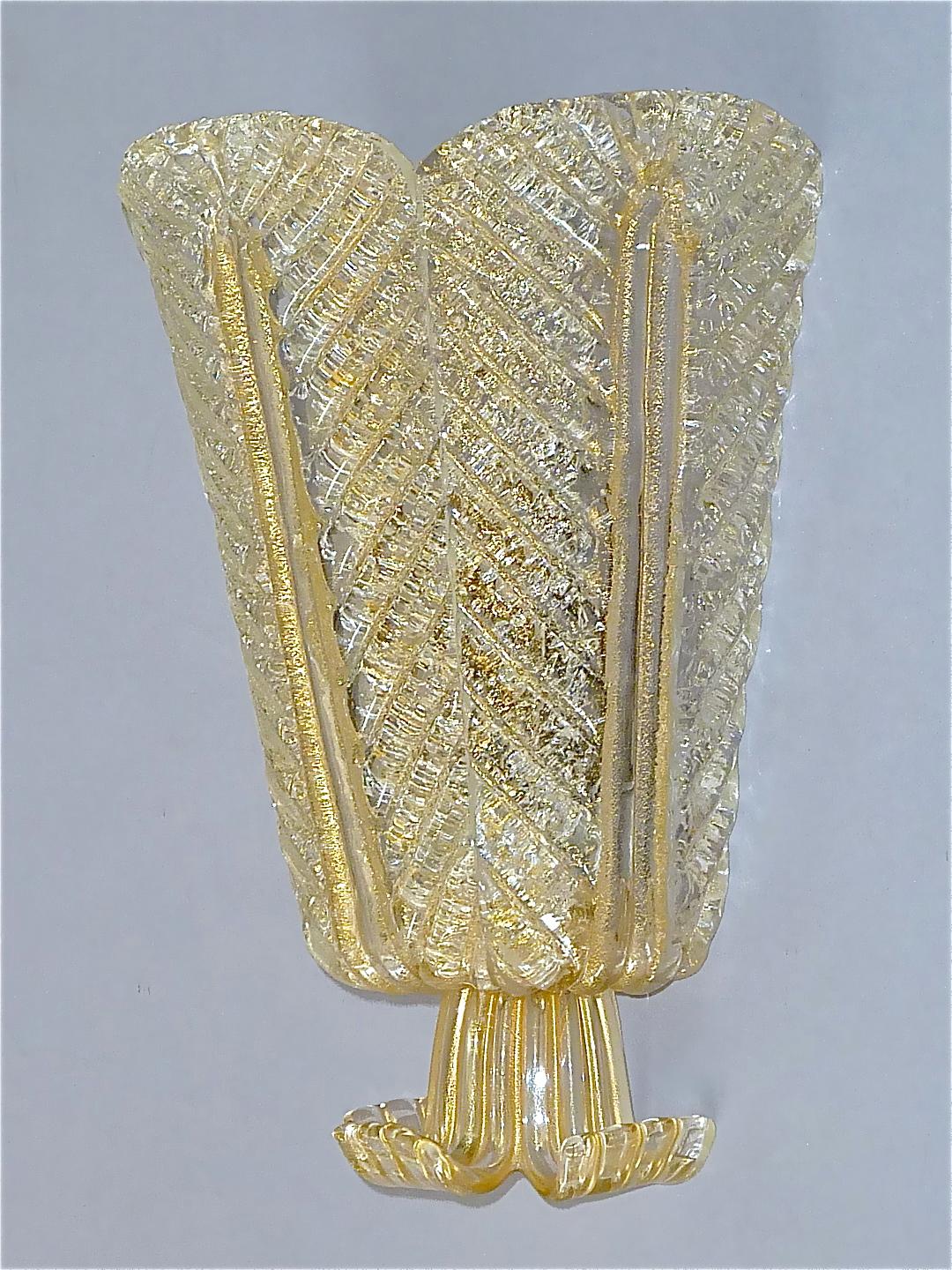 Rare Ercole Barovier & Toso Murano art glass floral leaf sconce or wall applique, Italy dating from the 1930s to 1950s. The beautiful hand-crafted wall lamp in flower floral leaf shape is made of clear ribbed glass combined with sparkling 24 carat