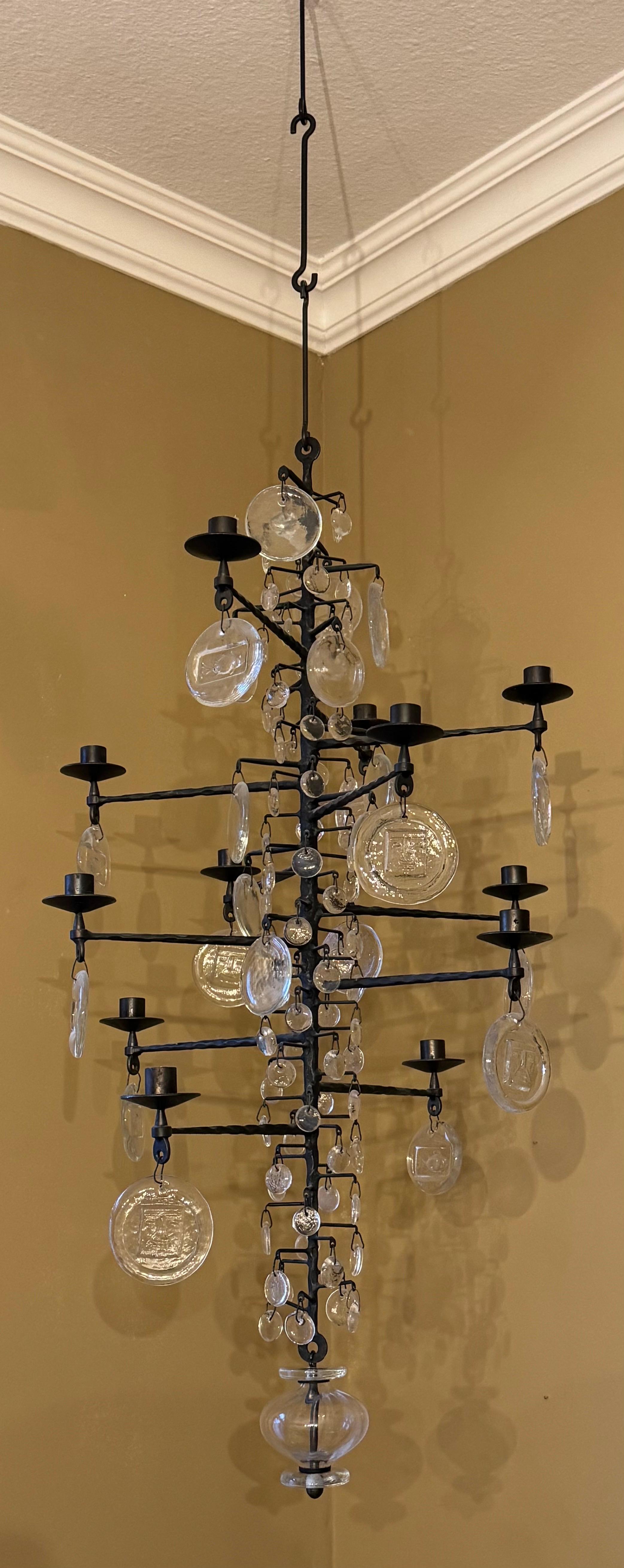 Un grande e raro lampadario a 12 bracci in ferro battuto e vetro trasparente della metà del secolo scorso di Erik Hoglund per A. Costa Boda, Svezia, circa anni Settanta.

Altezza: (solo lampada) - 41,33 pollici
Altezza totale: 61,81