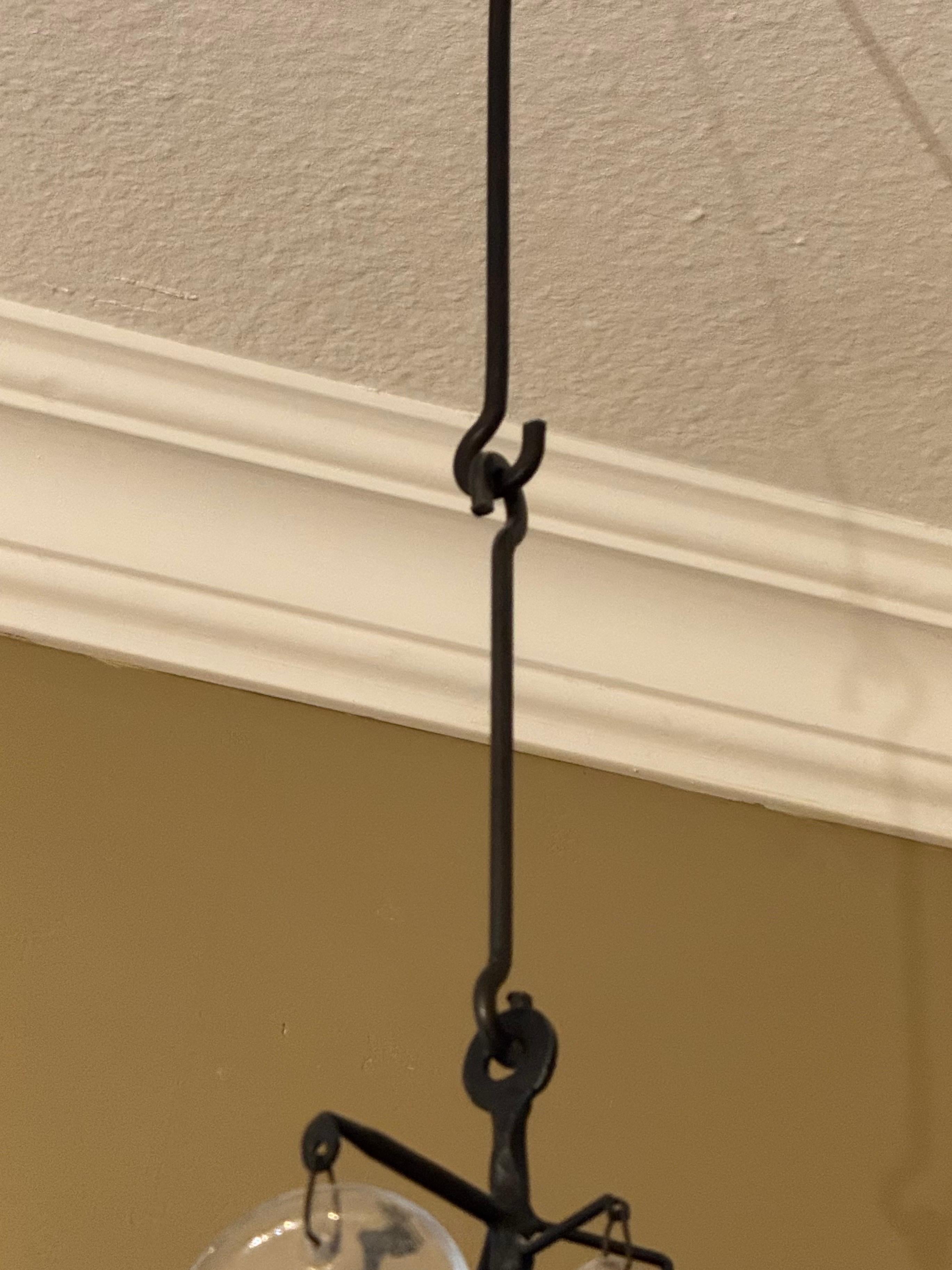 Svedese Raro lampadario di grandi dimensioni in ferro e vetro di Erik Hoglund, Svezia, circa anni '70 in vendita