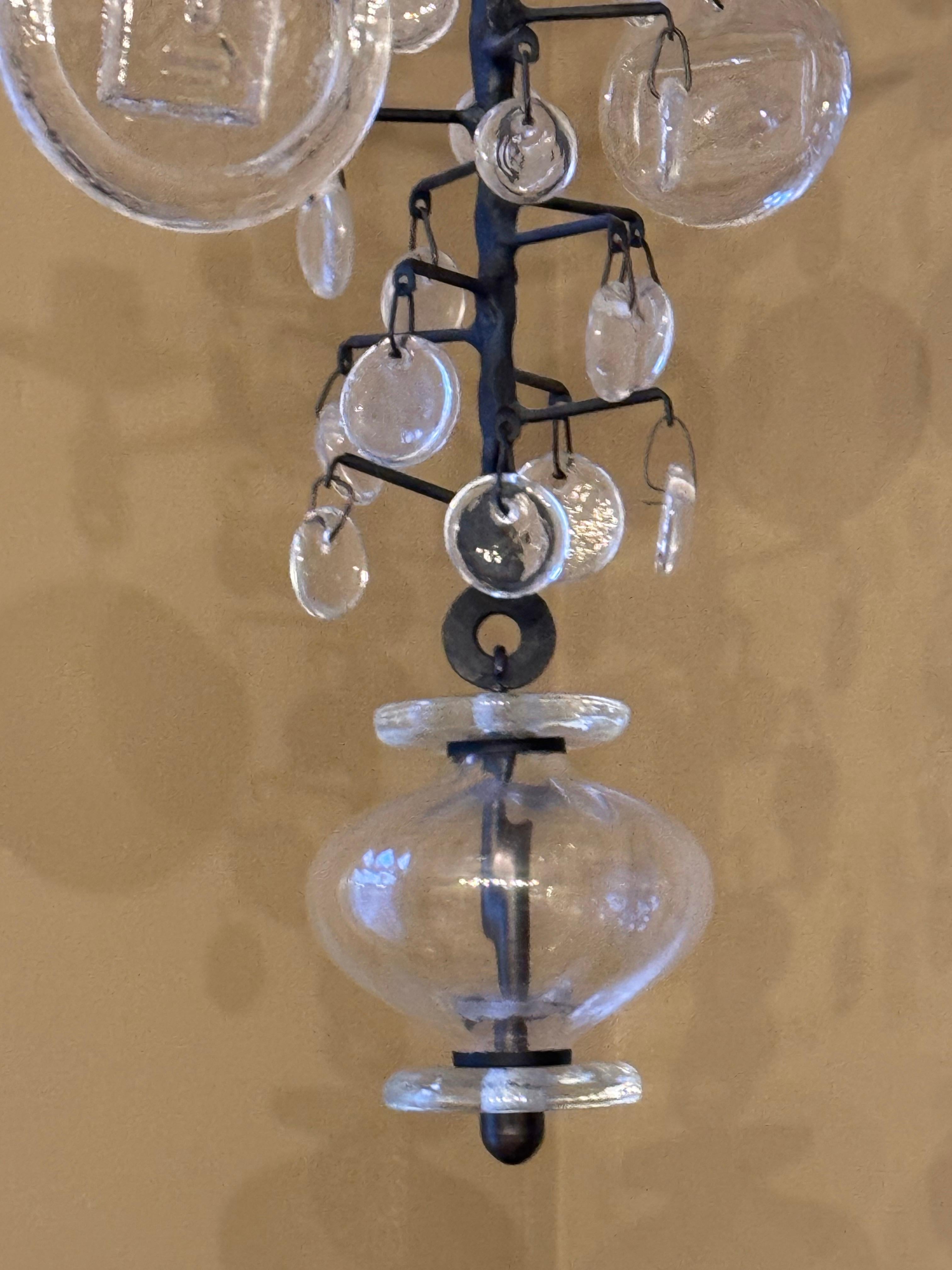 Fine XX secolo Raro lampadario di grandi dimensioni in ferro e vetro di Erik Hoglund, Svezia, circa anni '70 in vendita