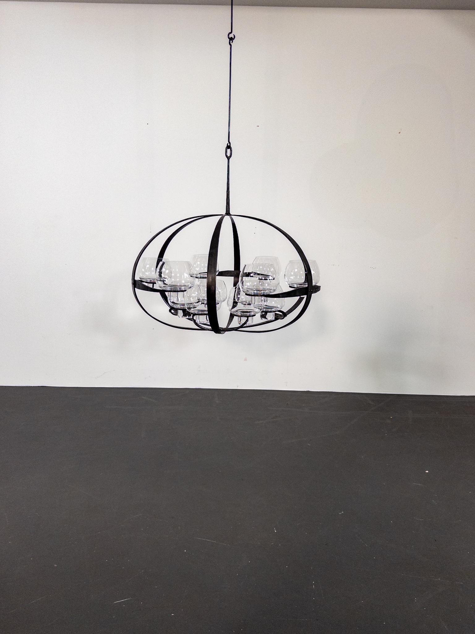 Questo straordinario e raro lampadario, disegnato da Erik Höglund nel 1978 e realizzato in ferro battuto da Lars Larsson nel 2008, è un vero capolavoro del design scandinavo.  
Il modello 