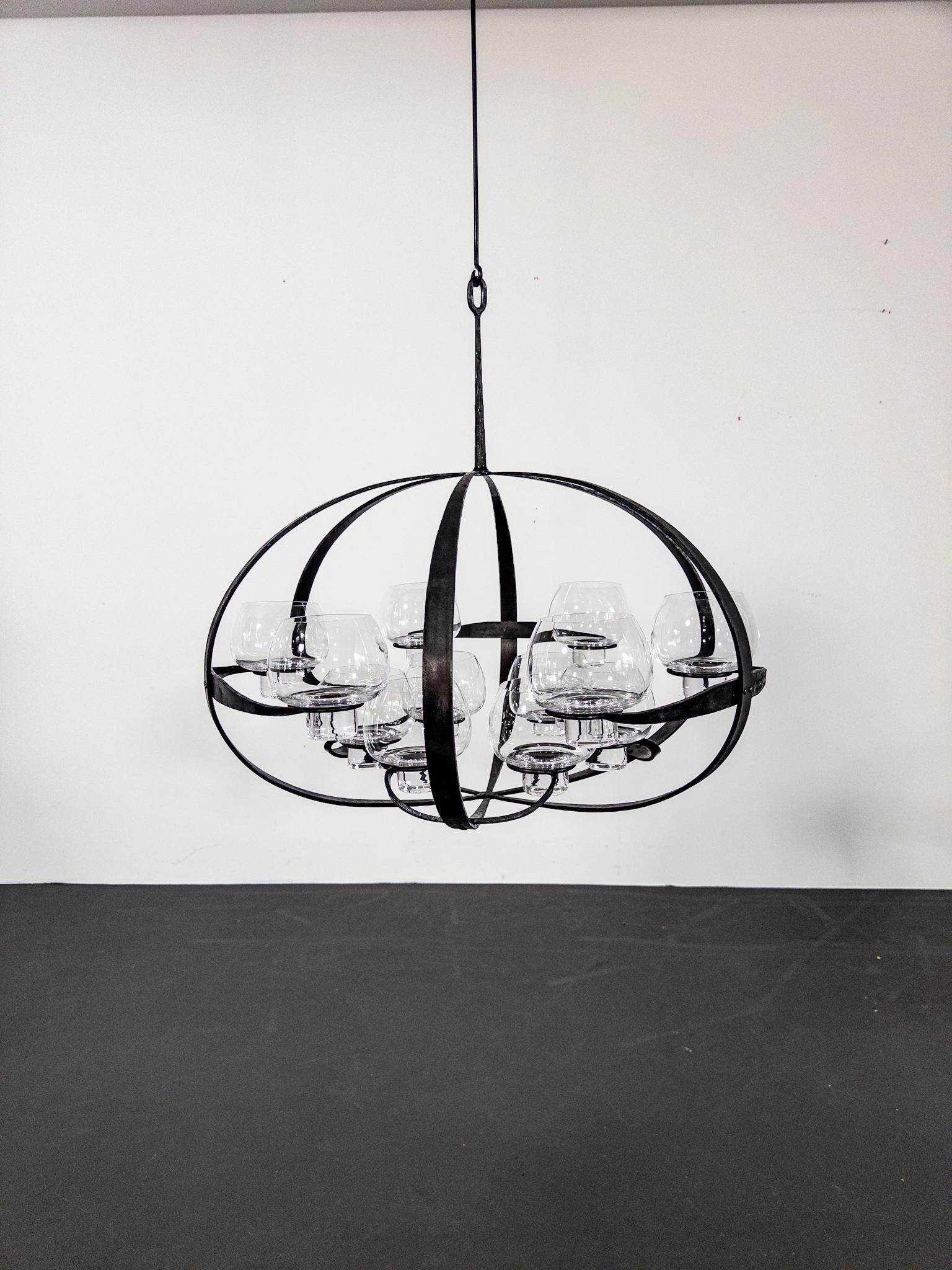 Scandinavo moderno Raro lampadario in ferro e vetro 