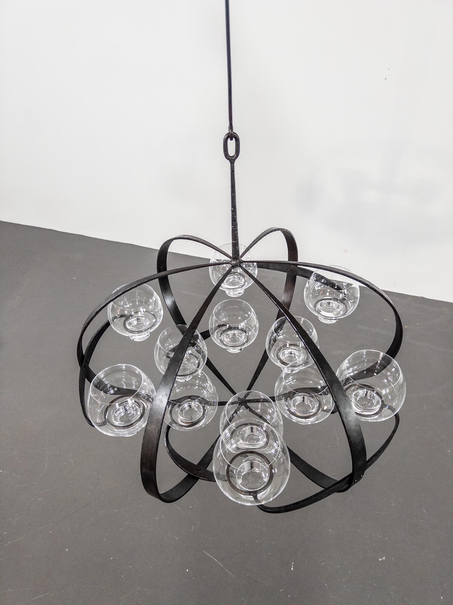 Vetro soffiato Raro lampadario in ferro e vetro 