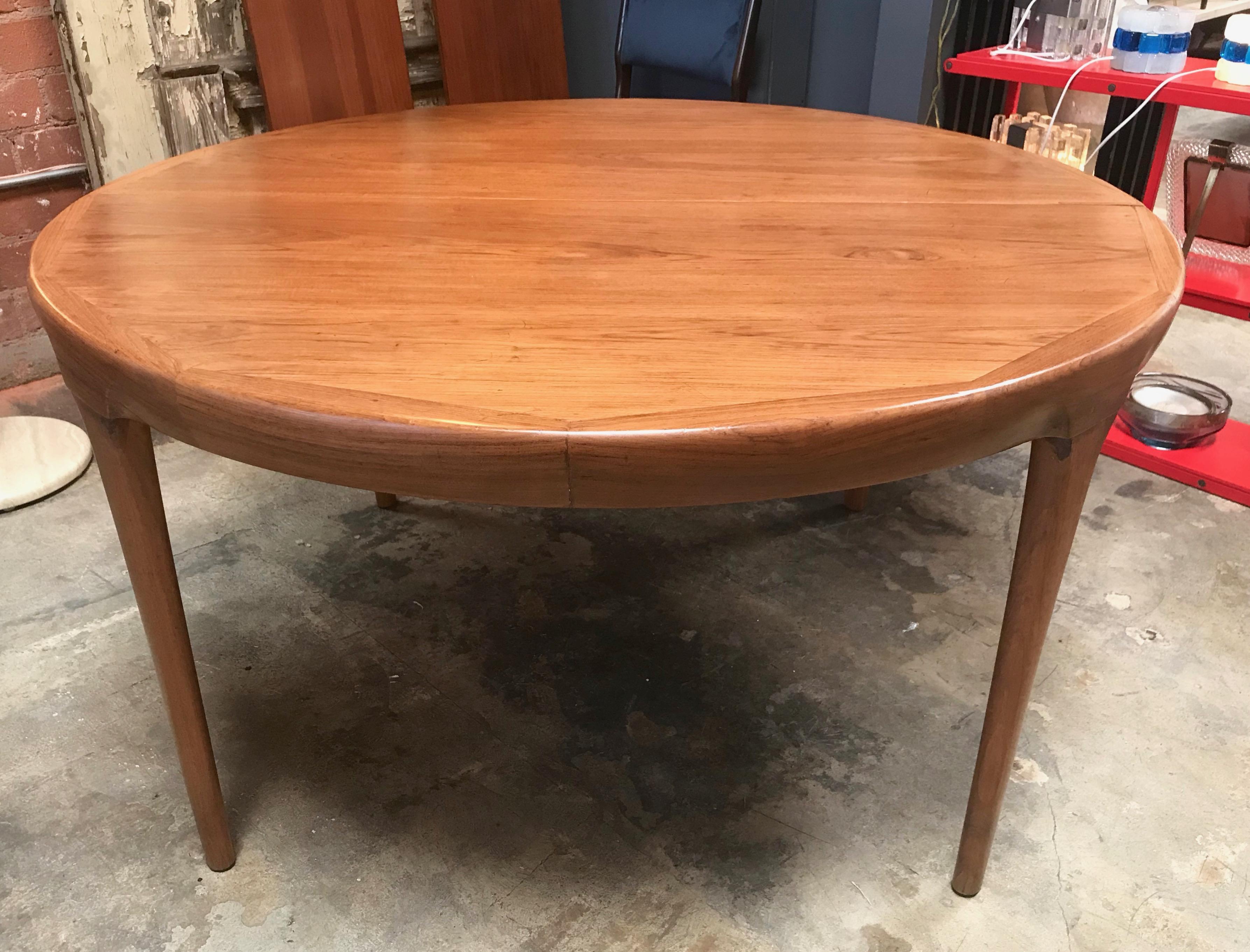 Rare table de salle à manger Mobler en teck d'Erik Worts for Worts, avec deux abattants.
La table est en excellent état vintage, avec une usure mineure. 
Finition d'origine, récemment huilée. 
Dimensions :
(1 feuille) 15 3/4