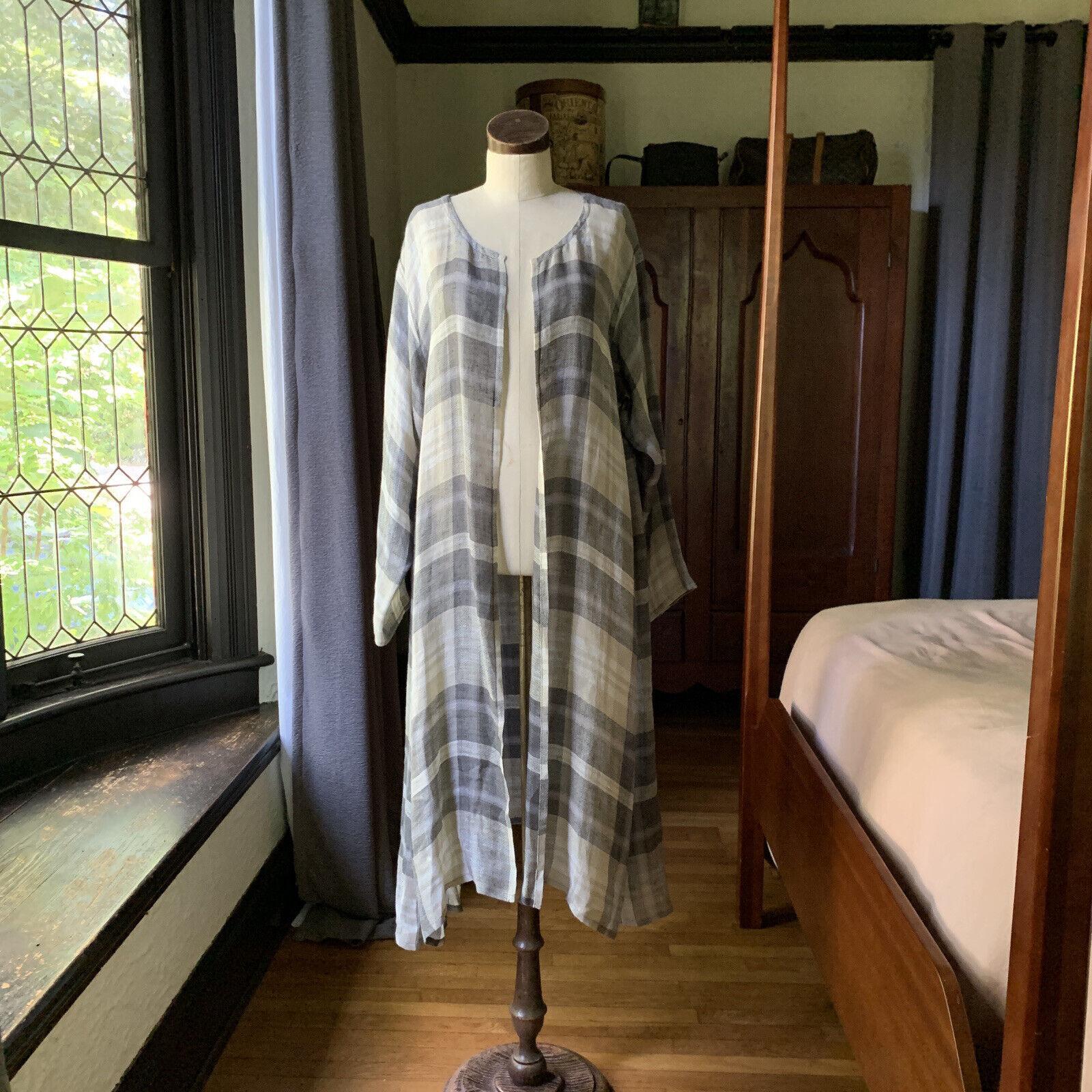 Eskandar, Spring 2018 Collectional, 3/4 Length Side Pleated Round Neck Coat, Made in England, 100% Linen, Naturalsteel, Gauze Linen Check, Size 1

Mesures à plat :
Poitrine : 23