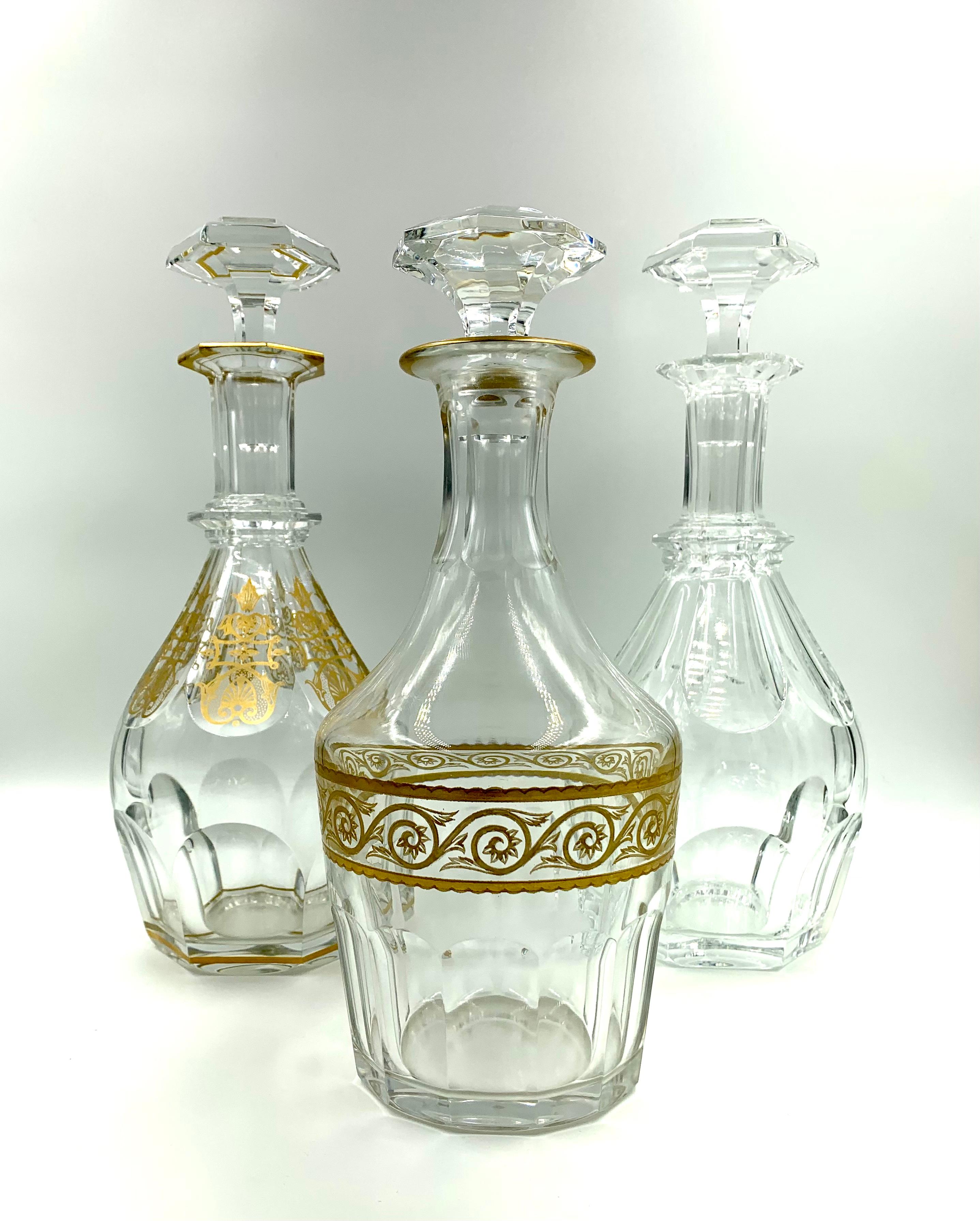 Scarce estate Baccarat decanter in the beautiful Neoclassical style Eldorado pattern.
Decorated at the center of the body with a wide band of gold foliate interconnected scrolls centered between a pair of wave design gold bands and a wide gold band