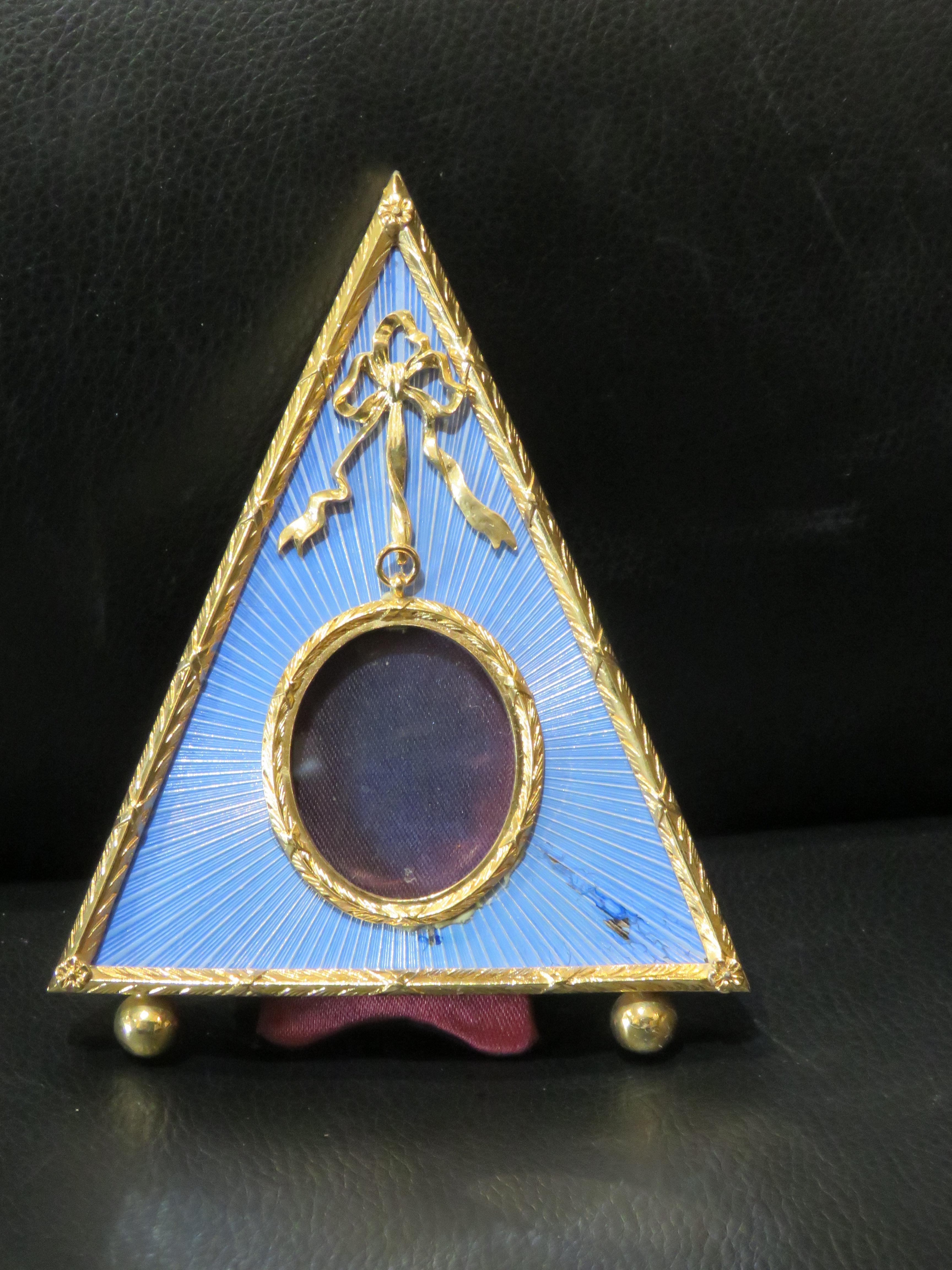 Il seguente articolo che offriamo è una spettacolare e rara cornice triangolare blu turchese e oro, unica nel suo genere. La cornice è splendidamente ornata da una placca d'oro in bronzo 24 carati per il montaggio e l'incorniciatura. Tratto da