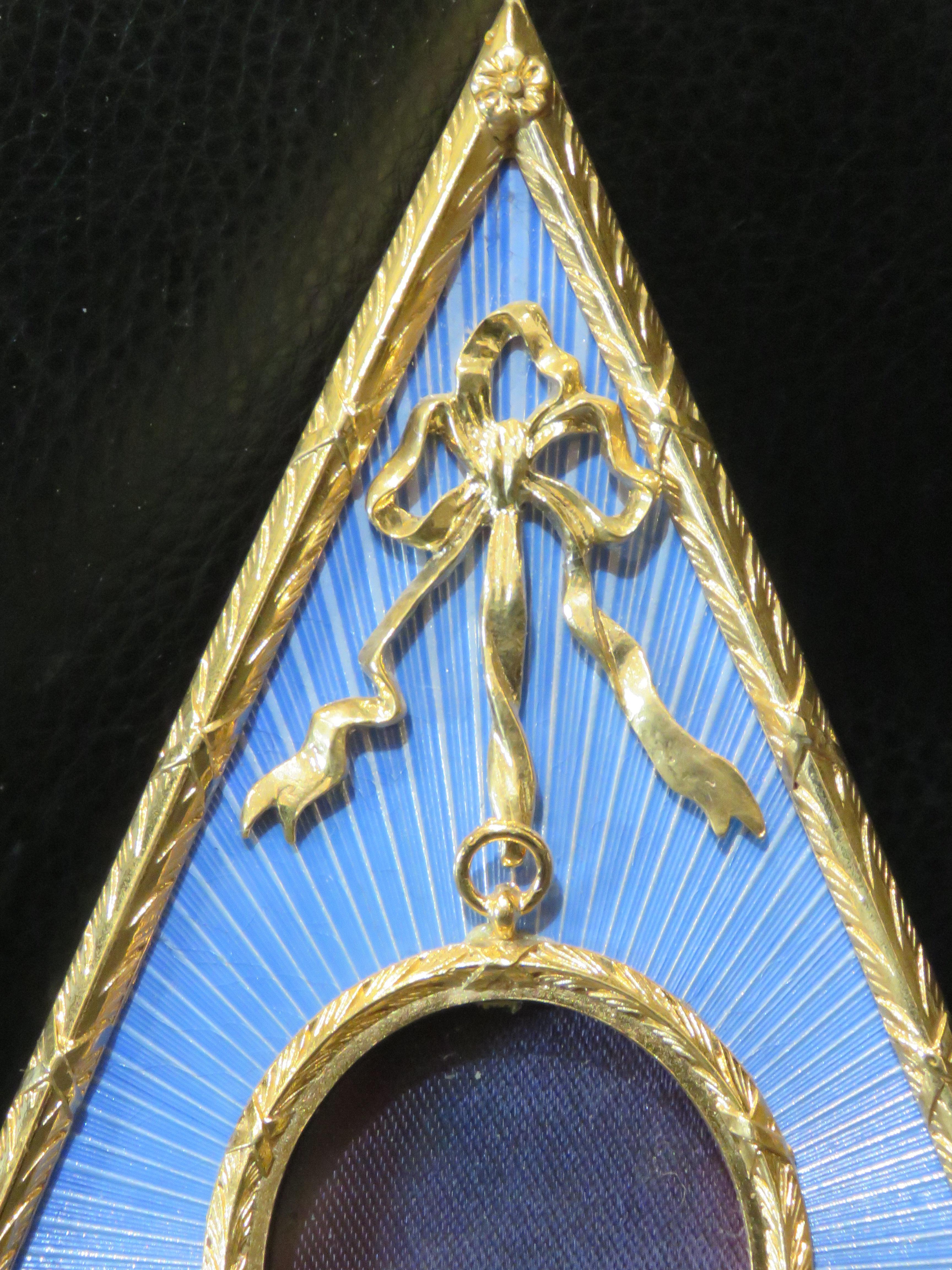 Raro portafoto di proprietà con smalto blu e placca d'oro 24CT in Inghilterra con triangolo in miniatura In condizioni buone in vendita a New York, NY