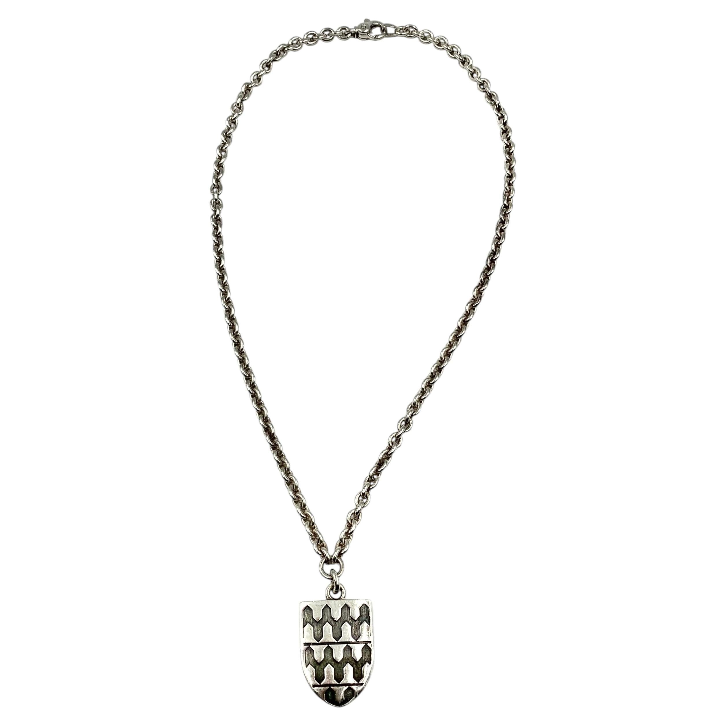 Rara tenuta Garrard & Co. Collana con ciondolo a forma di scudo in argento sterling grande in vendita