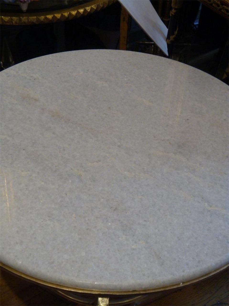 Inconnu Rare table ronde de style Art nouveau montée sur support en marbre blanc en vente