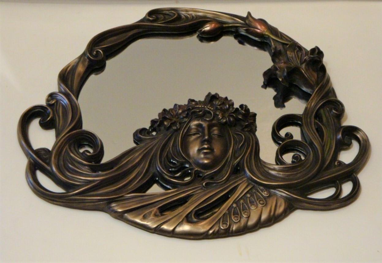 L'article suivant est un Spectaculaire Grand Miroir Art Nouveau en Résine de Bronze peint à la main avec une Belle Femme sur le Miroir. D'une Collection Sal de NYC. Une vraie beauté !!!  

Dimensions : 16