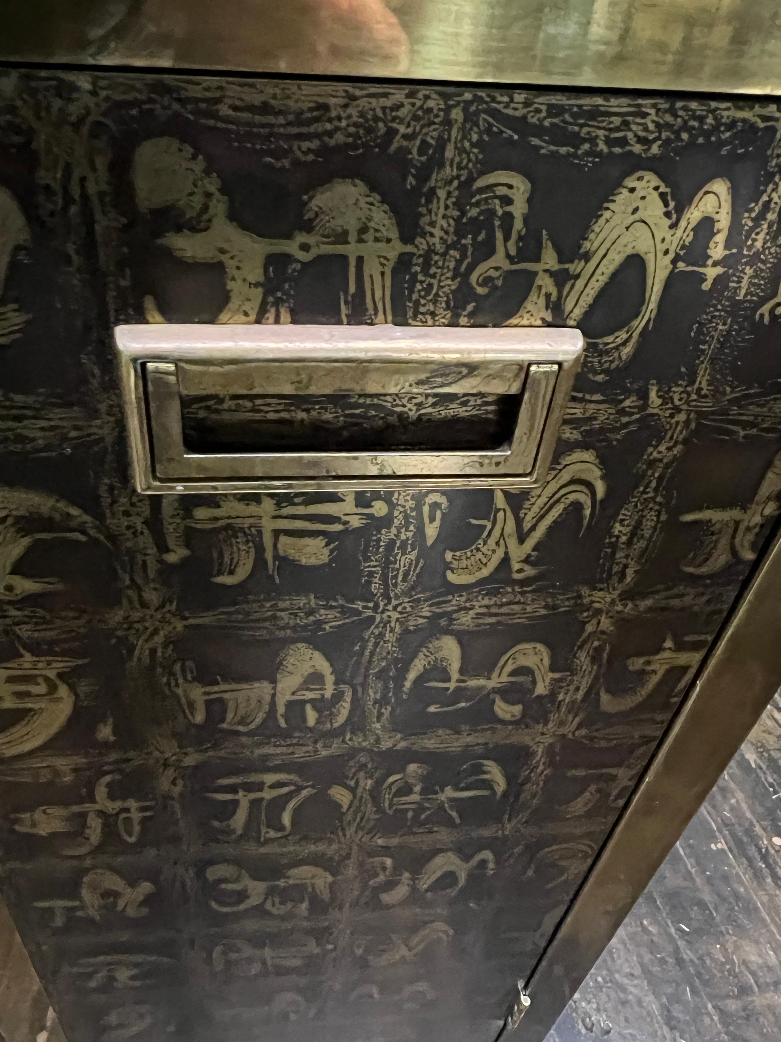 Rare armoire en laiton gravé de Bernhard Rhone pour Mastercraft en vente 2
