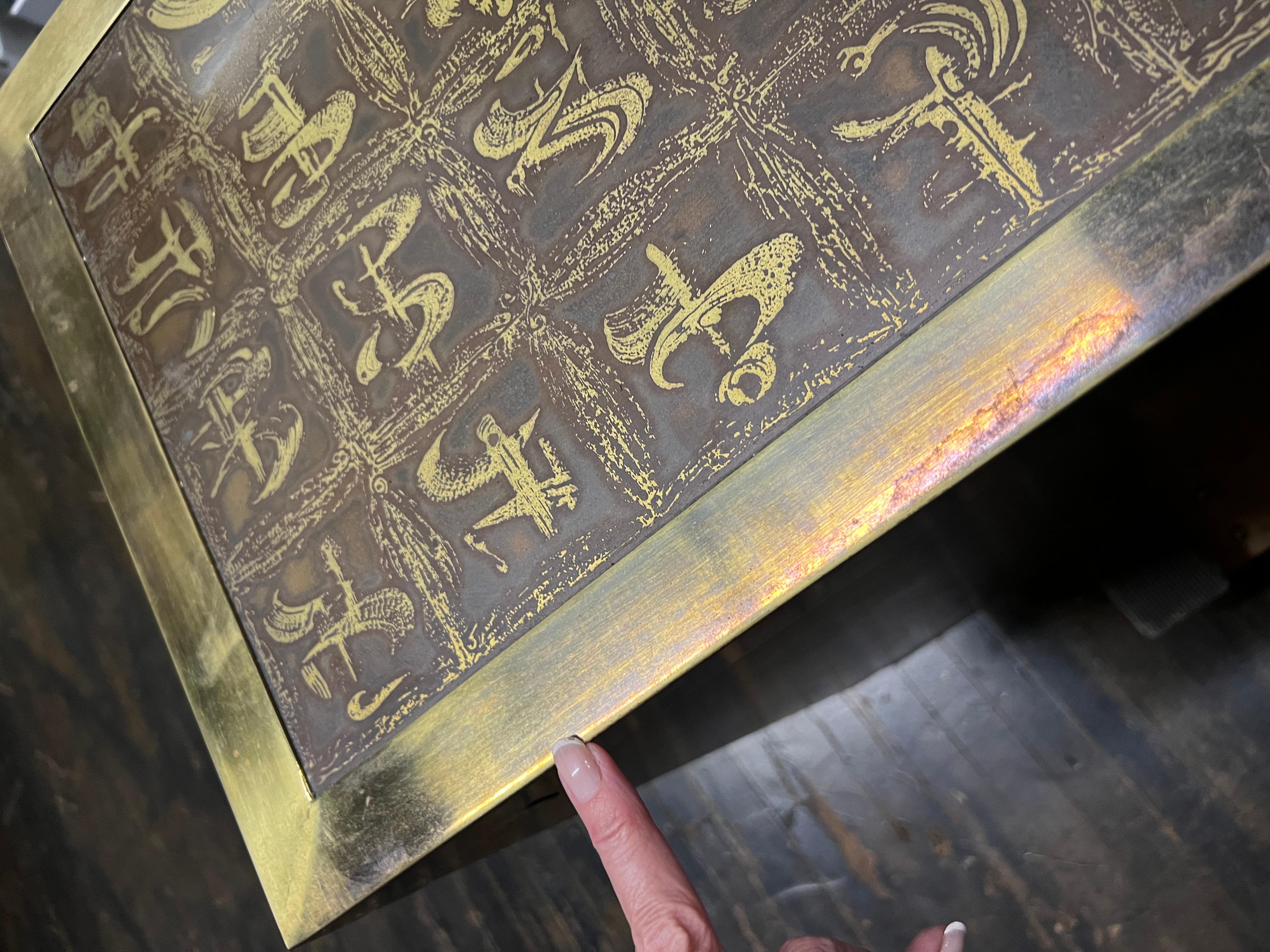 Rare armoire en laiton gravé de Bernhard Rhone pour Mastercraft en vente 1