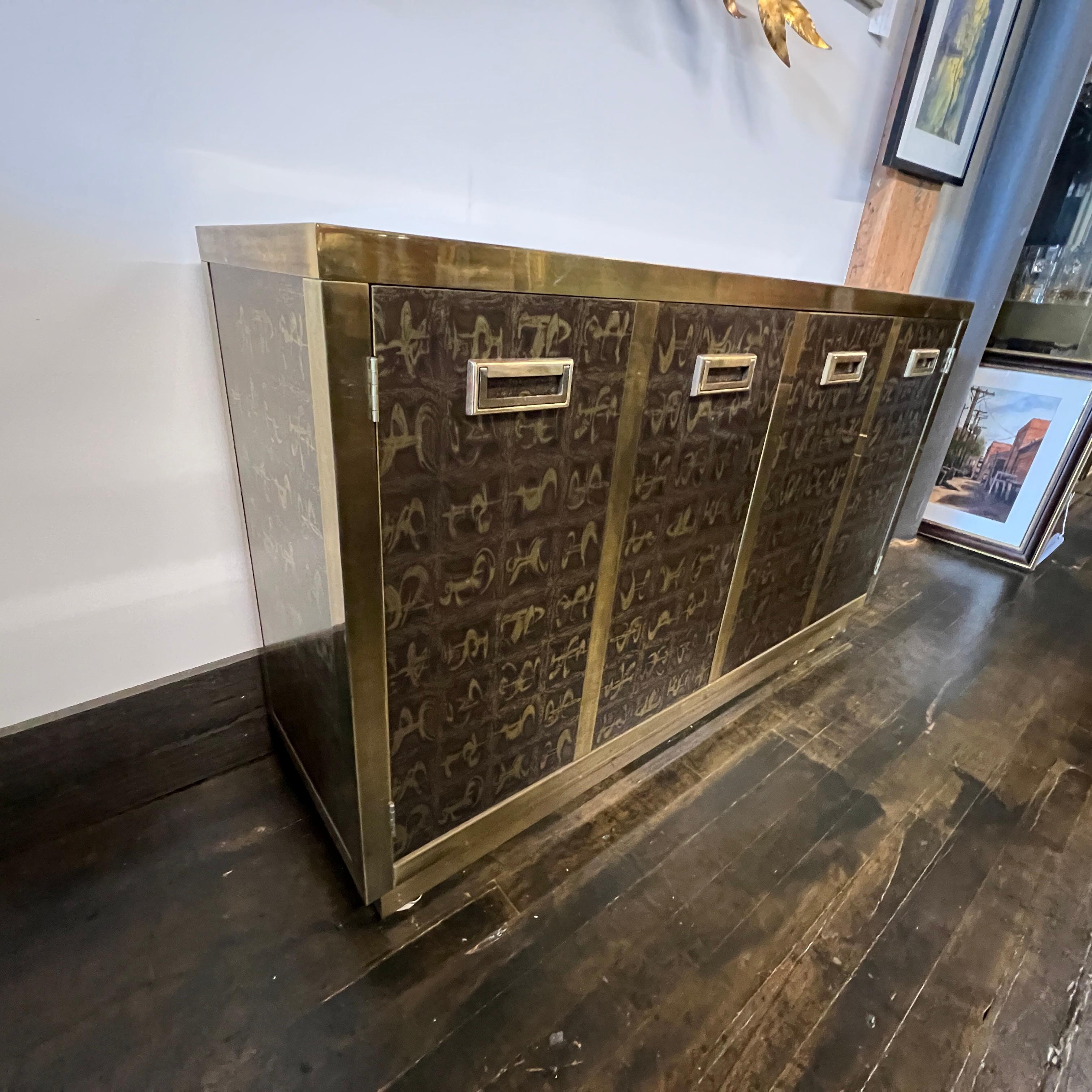 Buriné Rare armoire en laiton gravé de Bernhard Rhone pour Mastercraft en vente