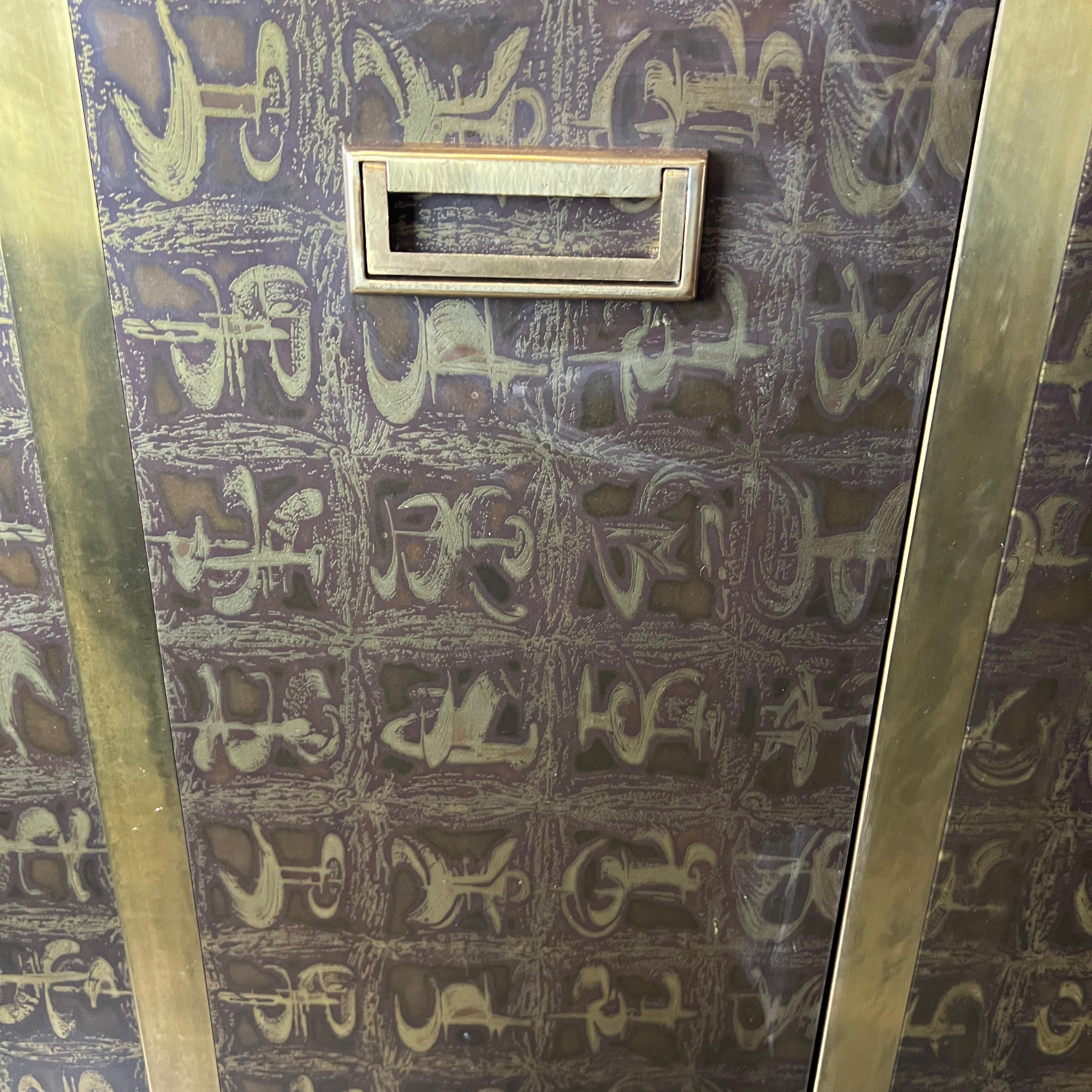 Rare armoire en laiton gravé de Bernhard Rhone pour Mastercraft Bon état - En vente à Chicago, IL