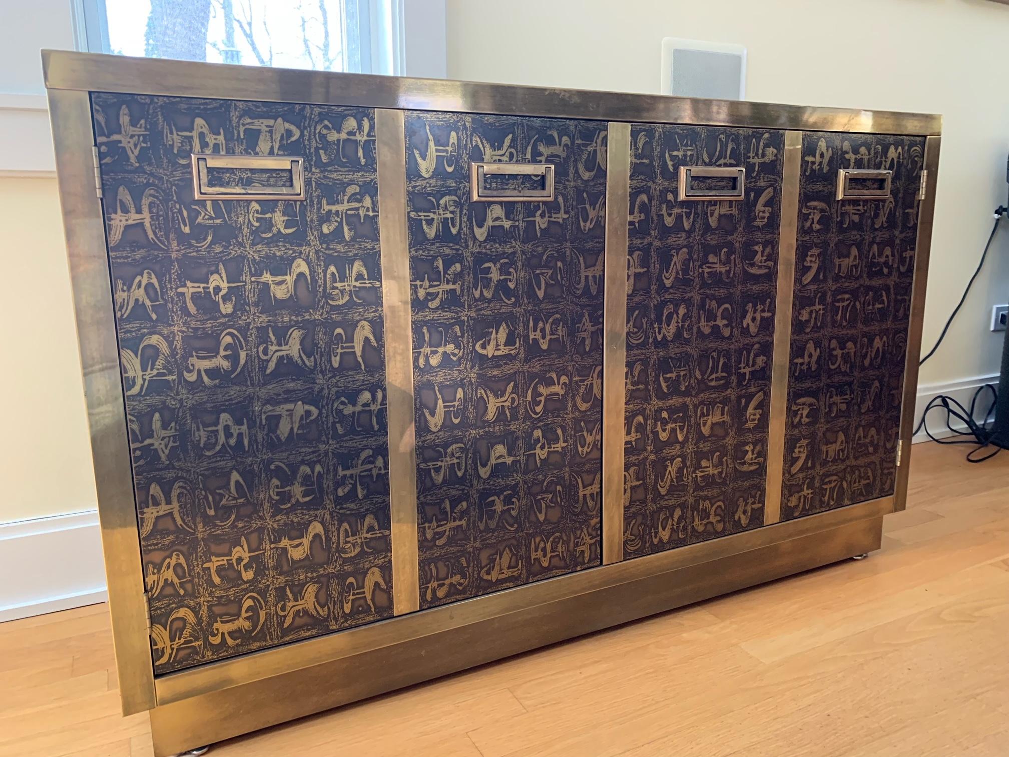 Fin du 20e siècle Rare armoire en laiton gravé de Bernhard Rhone pour Mastercraft en vente