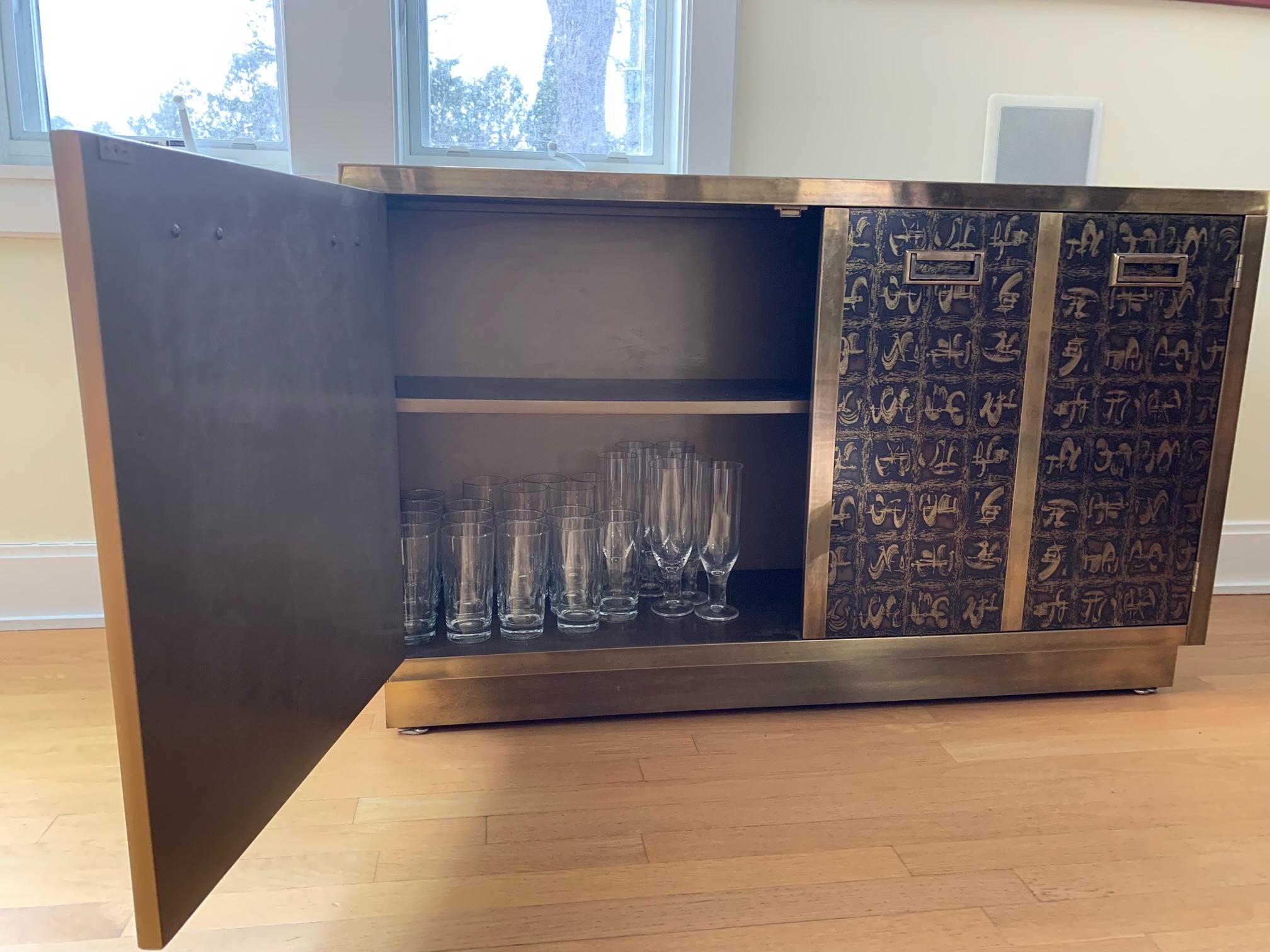 Laiton Rare armoire en laiton gravé de Bernhard Rhone pour Mastercraft en vente