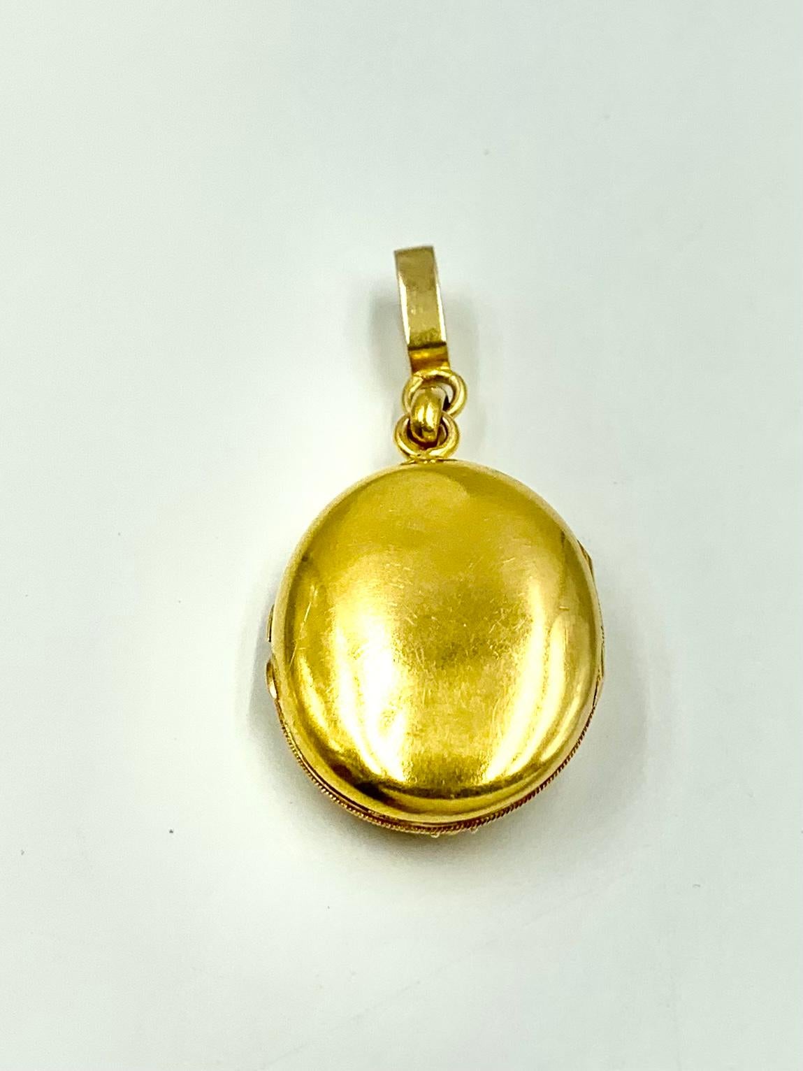 Rare Etruscan Revival 18K Gold Locket Necklace attr. Eugene Fontenay, Paris 1870 In Good Condition For Sale In New York, NY
