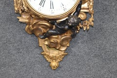 Raro orologio francese di cartello Eugene Bagues in bronzo scuro e brillante con putti