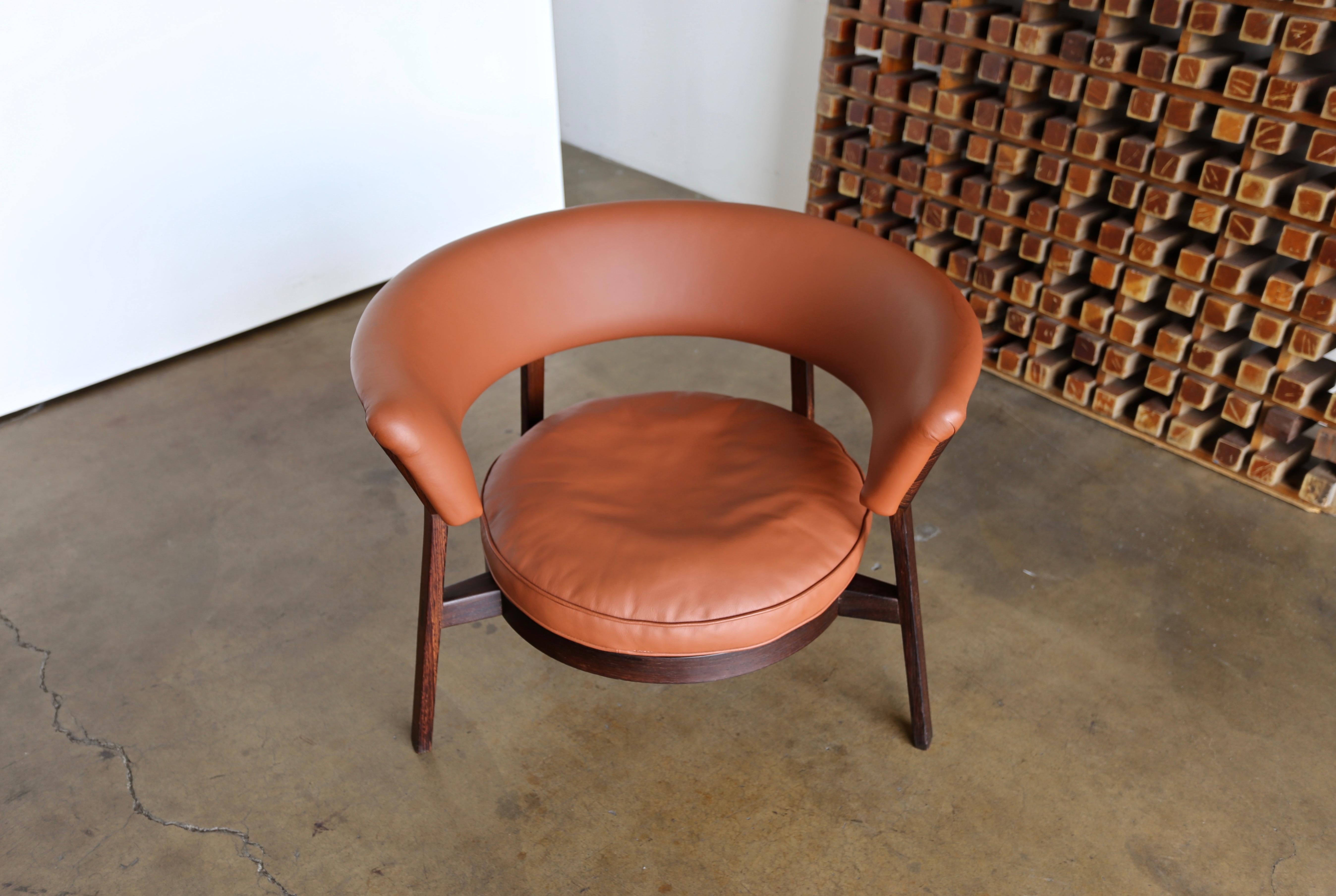 Rare Eugenio Gerli P28 lounge chair for Tecno Italy, circa 1958. Leather with a tiger wood frame.
