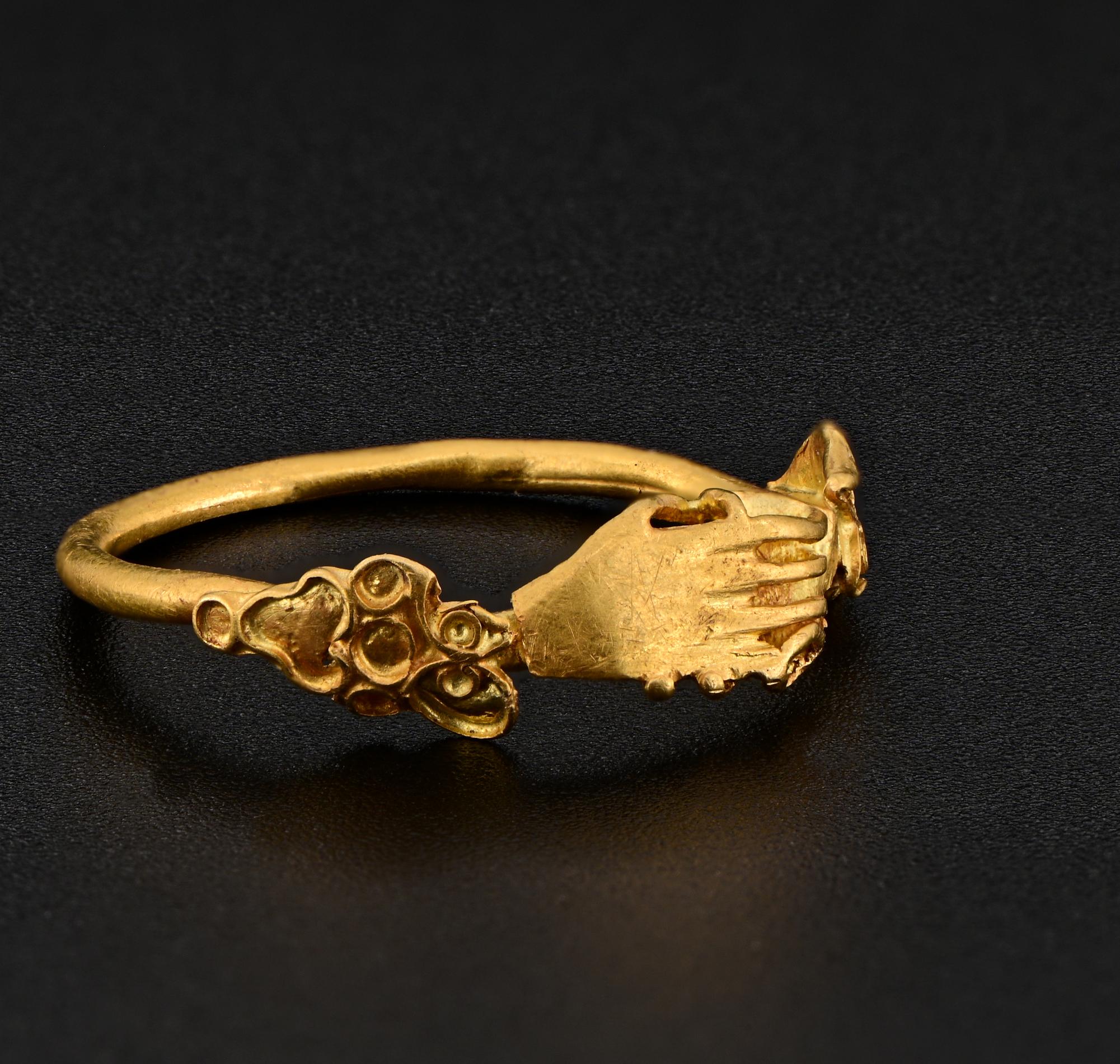 Rare European 14th/15th Century 22/24 Kt Fede Ring In Fair Condition For Sale In Napoli, IT